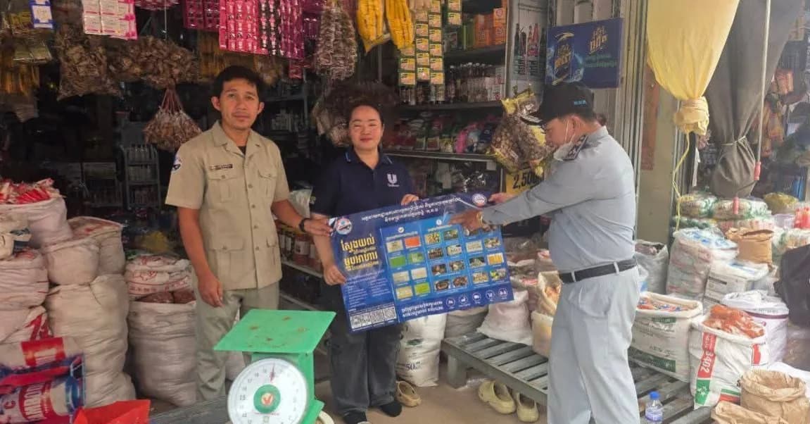 មន្ត្រីជំនាញ ក.ប.ប ខេត្តបាត់ដំបង ដកហូតទំនិញខូចគុណភាព និងមានសារធាតុគីមីហាមឃាត់ ជាង២១គ.ក្រ ពីអាជីវករនៅផ្សារមោងឫស្សី ស្រុកមោងឫស្សី ទុកដុតកម្ទេចចោលតាមនីតិវិធីច្បាប់