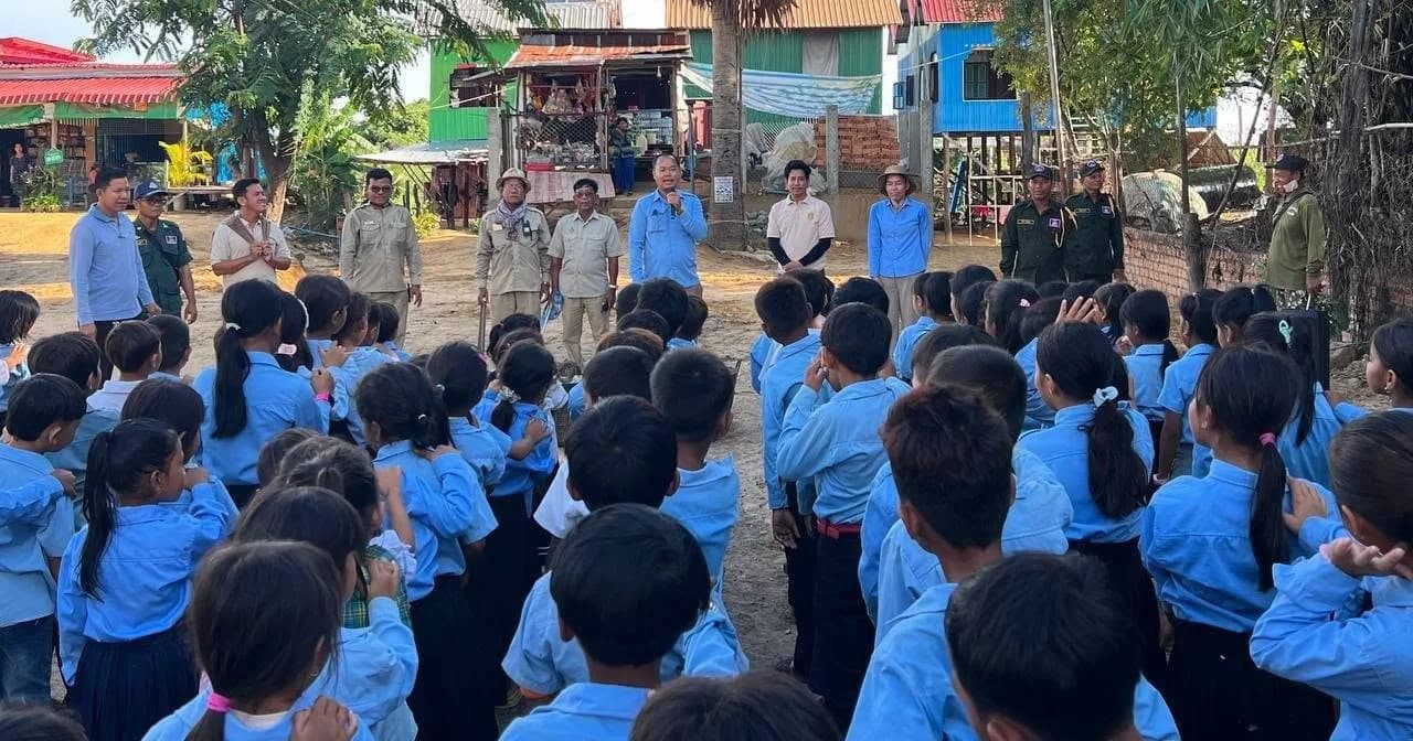 រដ្ឋបាលស្រុកកណ្តៀង ចុះយុទ្ធនាការសម្អាតបរិស្ថាន ដើម្បីត្រៀមពិធីសម្ពោធអគារសិក្សាថ្មី នៅសាលាបឋមសិក្សារាំងទិល ក្រោមអធិបតីភាព ឯកឧត្តម កែវ រតនៈ