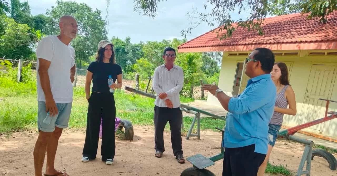 លោក អ៊ន សុផល្លា ដឹកនាំអង្គការអន្តរជាតិអាឡឺម៉ង់ ចុះសិក្សាលទ្ធភាពសាងសង់អគារសិក្សាថ្មី នៅសាលាបឋមសិក្សាឈើទាល