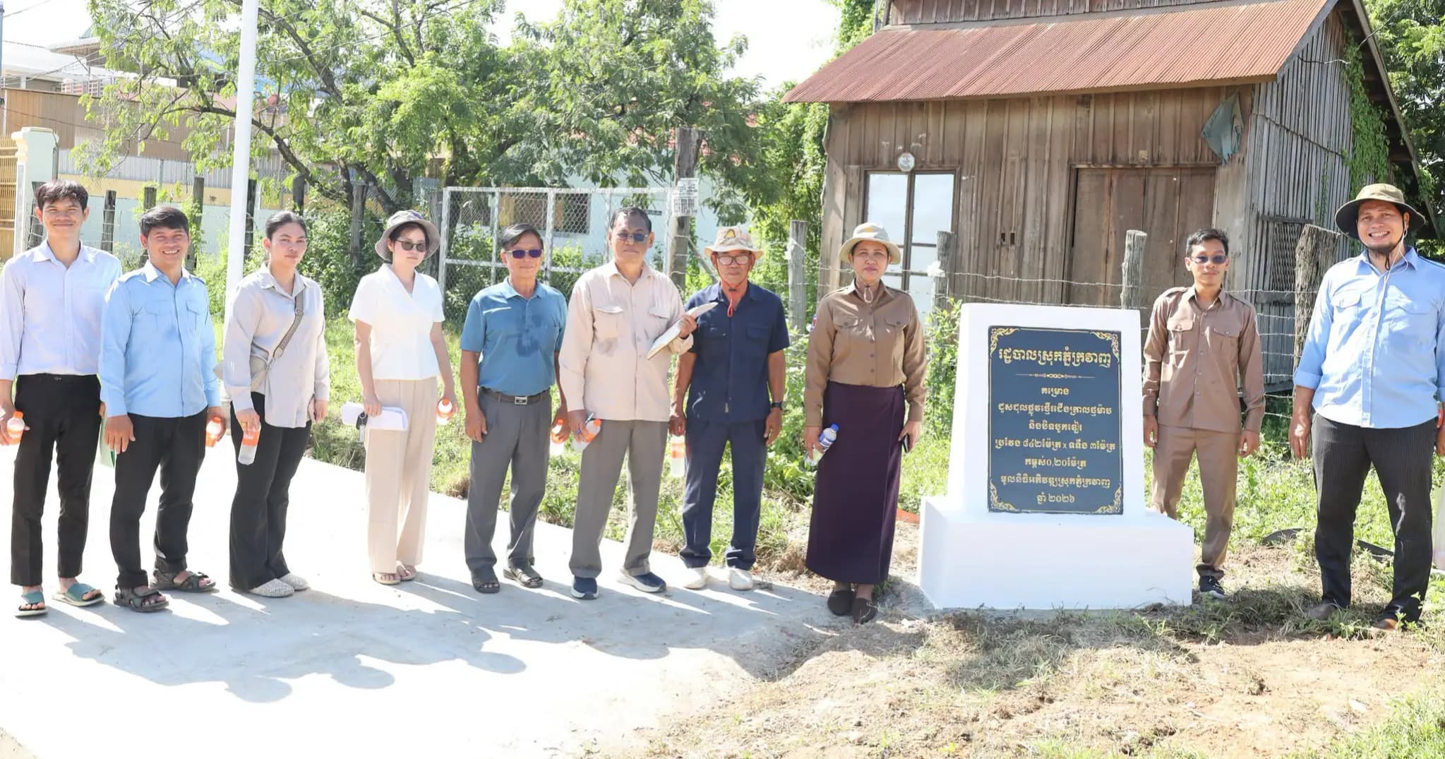 ក្រុមការងារថ្នាក់ខេត្ត និងអាជ្ញាធរមូលដ្ឋាន ចុះប្រគល់-ទទួលផ្លូវថ្មើរជើងក្រាលថ្មម៉ាប ប្រវែង ៨៤២ម៉ែត្រ នៅទីប្រជុំជនស្រុក
