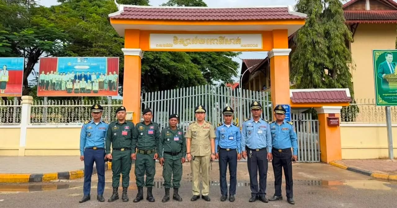 ទោះបីភ្លៀងធ្លាក់ខ្លាំង កម្លាំងនគរបាលខេត្តពោធិ៍សាត់ នៅតែបន្តបេសកកម្មការពារសុវត្ថិភាពបេក្ខជនប្រឡងបាក់ឌុប