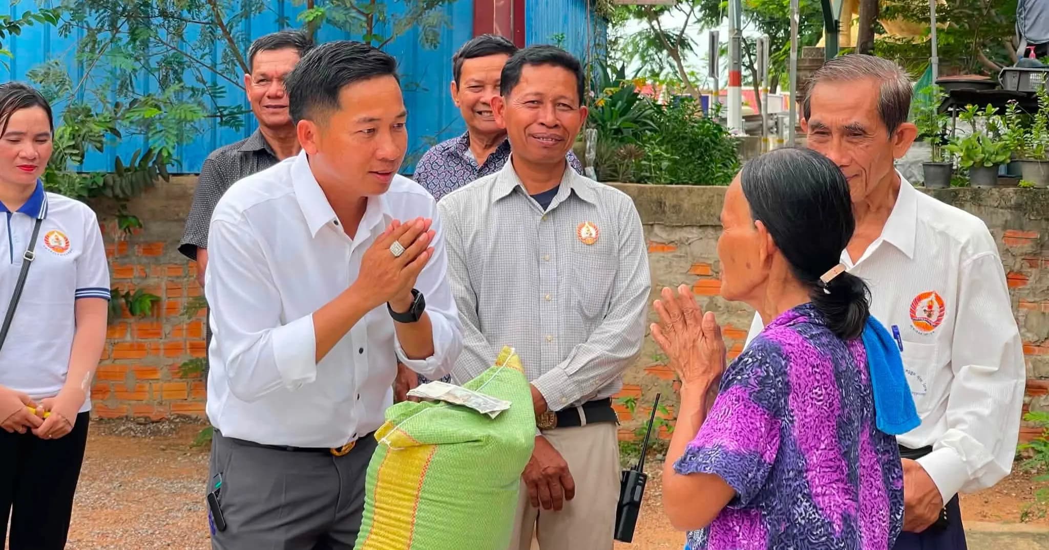 ក្រុមការងារចុះជួយសង្កាត់ស្វាយអាត់ ចុះជួបពលរដ្ឋផ្ទាល់ដើម្បីក្តាប់ព័ត៌មានអត្តសញ្ញាណកម្ម និងពិនិត្យផ្លូវ-ប្រឡាយដែលរងការខូចខាត