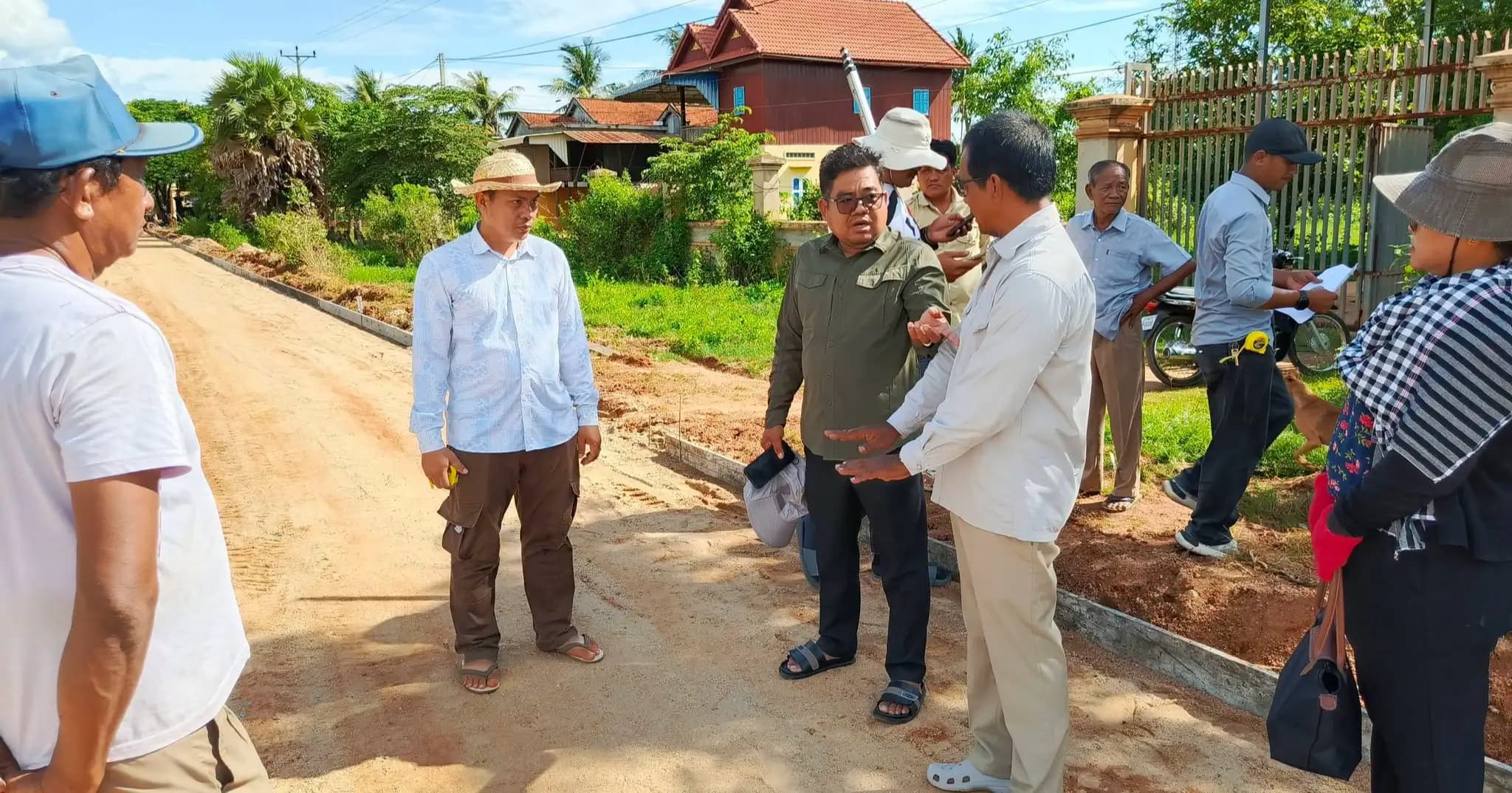 រដ្ឋបាលឃុំលាច ចាប់ផ្ដើមបើកការដ្ឋានសាងសង់ផ្លូវបេតុងថ្មី ប្រវែង ២៤០ម៉ែត្រ ក្នុងភូមិពេជបាន និងភូមិបោះពួយ