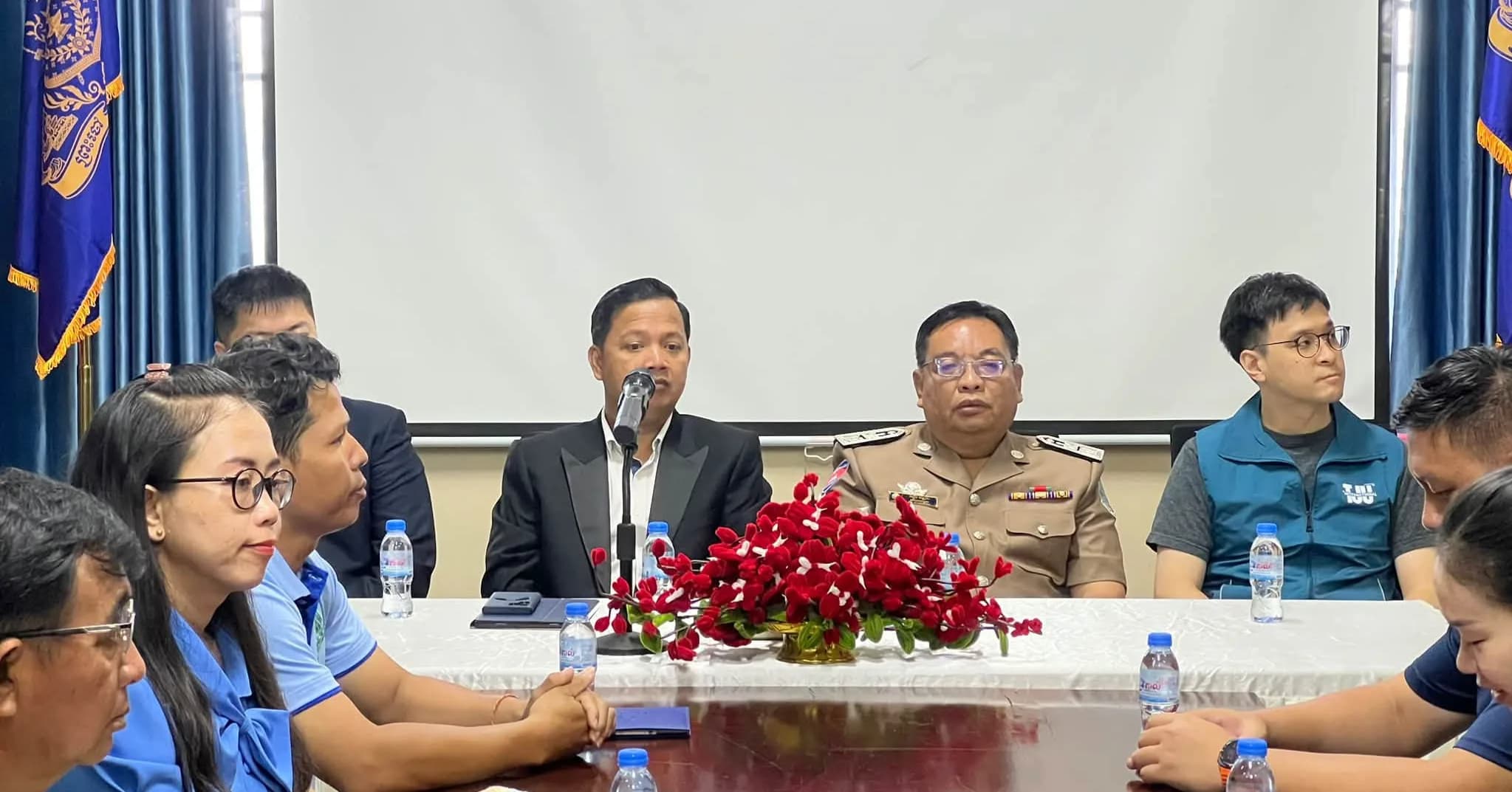 រដ្ឋបាលស្រុកវាលវែង បើកវគ្គបណ្តុះបណ្តាលស្តីពី ការគ្រប់គ្រងអាជីវកម្ម ជូនដល់សមាជិកភូមិមួយផលិតផលមួយ និងសិប្បកម្មក្រៅប្រព័ន្ធ