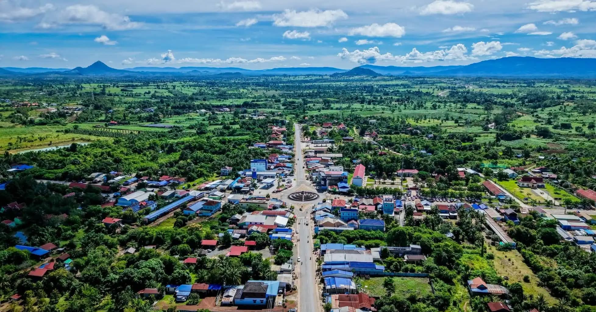 ទិដ្ឋភាពដ៏ស្រស់ត្រកាលនៃទីរួមស្រុកវាលវែង និងរង្វង់មូលដំរីដ៏ល្បីល្បាញ ដែលជាបេះដូងនៃទេសចរណ៍ខេត្តពោធិ៍សាត់