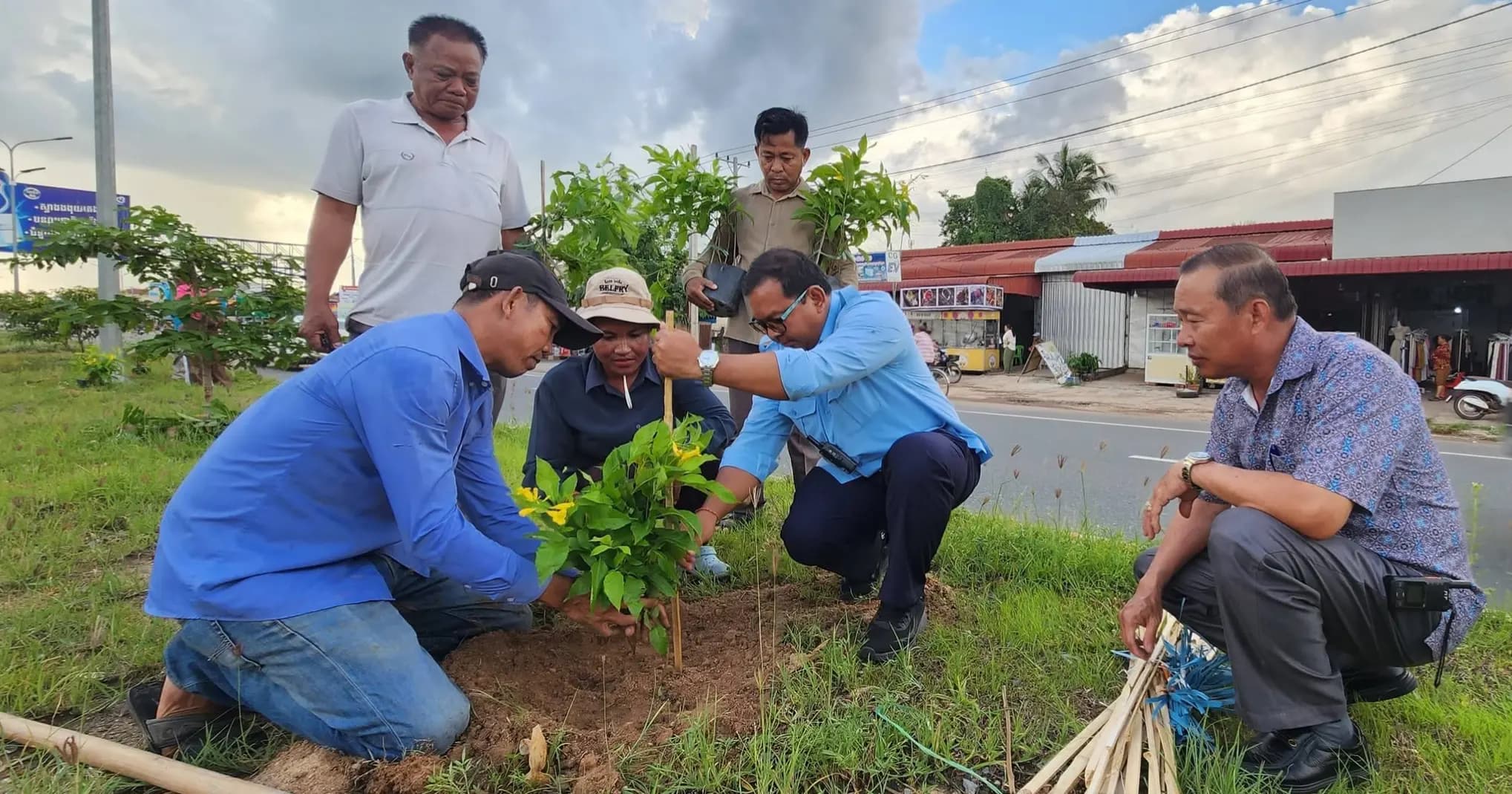 អភិបាលស្រុកក្រគរ ដឹកនាំក្រុមការងារដាំដើមផ្កាភួងម៉ាលៃ លើកកម្ពស់សម្រស់ទ្រូងផ្លូវជាតិលេខ៥