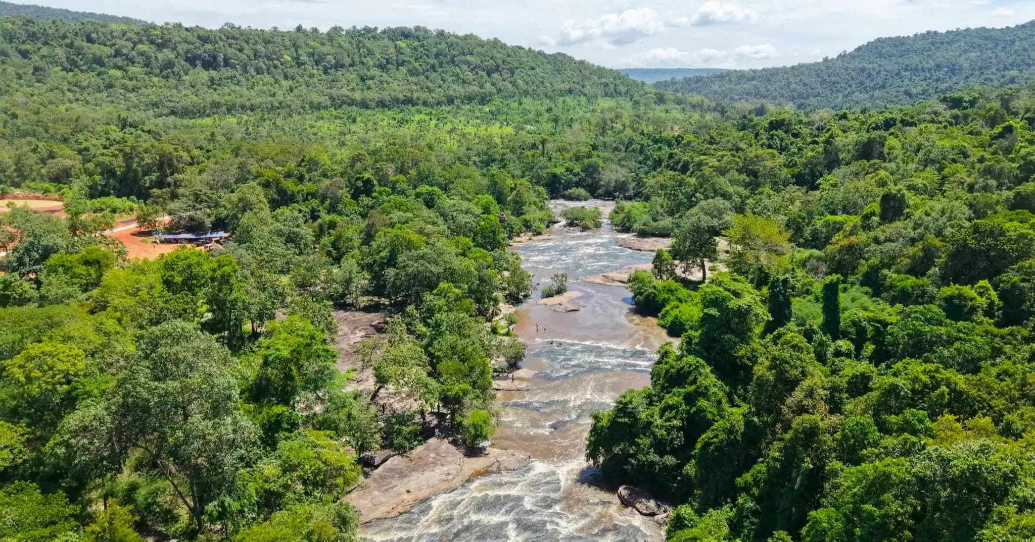 បង្អួតសម្រស់បៃតង! រមណីយដ្ឋានធម្មជាតិ «ទឹកធ្លាក់អូរដា» ក្នុងស្រុកភ្នំក្រវាញ កំពុងអង្រួនចិត្តភ្ញៀវទេសចរជាមួយទេសភាពដ៏ទាក់ទាញ