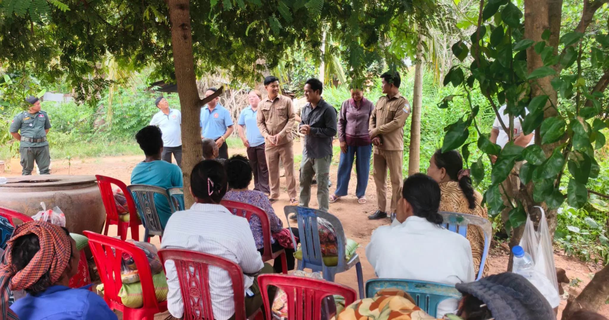 អភិបាលស្រុកតាលោសែនជ័យ ចុះសួរសុខទុក្ខ និងនាំយកអំណោយជូនប្រជាពលរដ្ឋខ្វះខាត ១៥គ្រួសារ