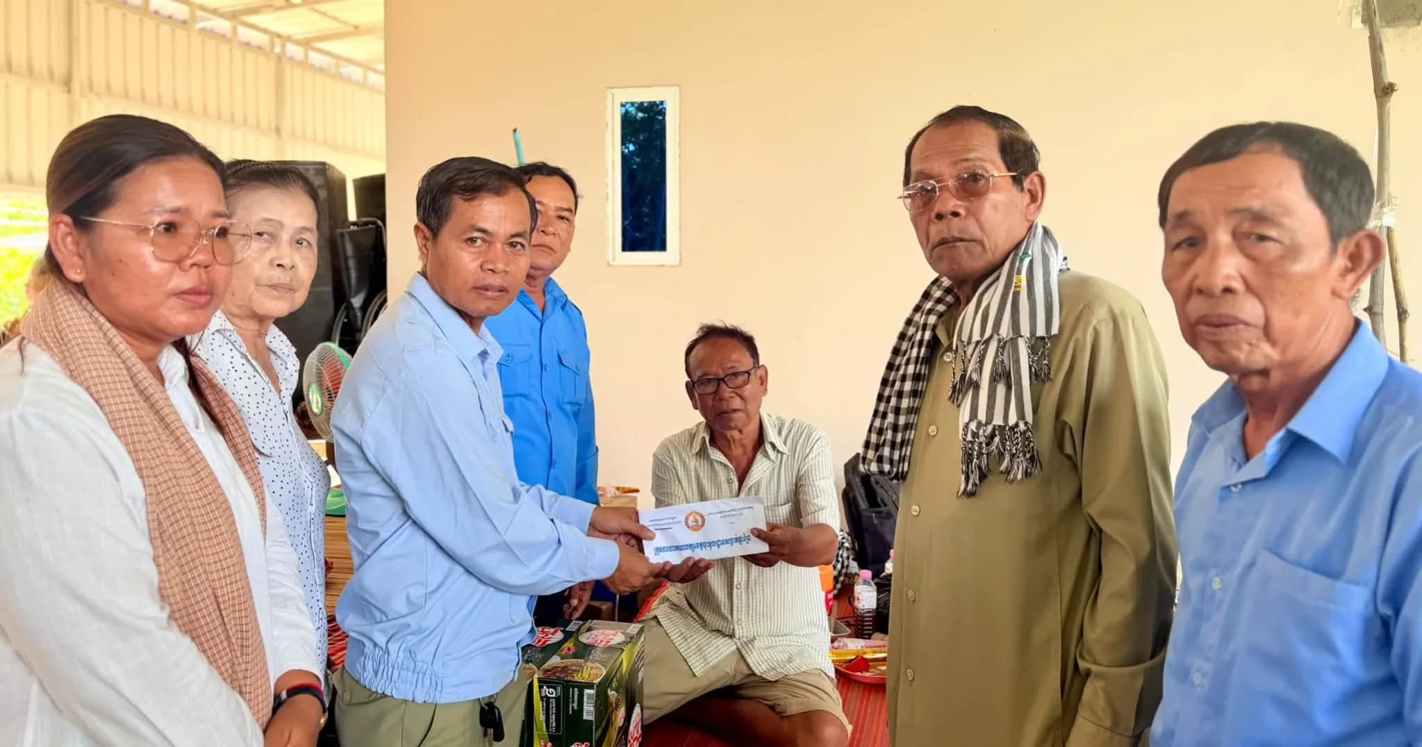 ក្រុមការងារគណបក្សសង្កាត់ផ្ទះព្រៃ ចុះសួរសុខទុក្ខ និងនាំយកថវិកាឧបត្ថម្ភជូនសមាជិកបក្សដែលកំពុងសម្រាកព្យាបាលជំងឺ