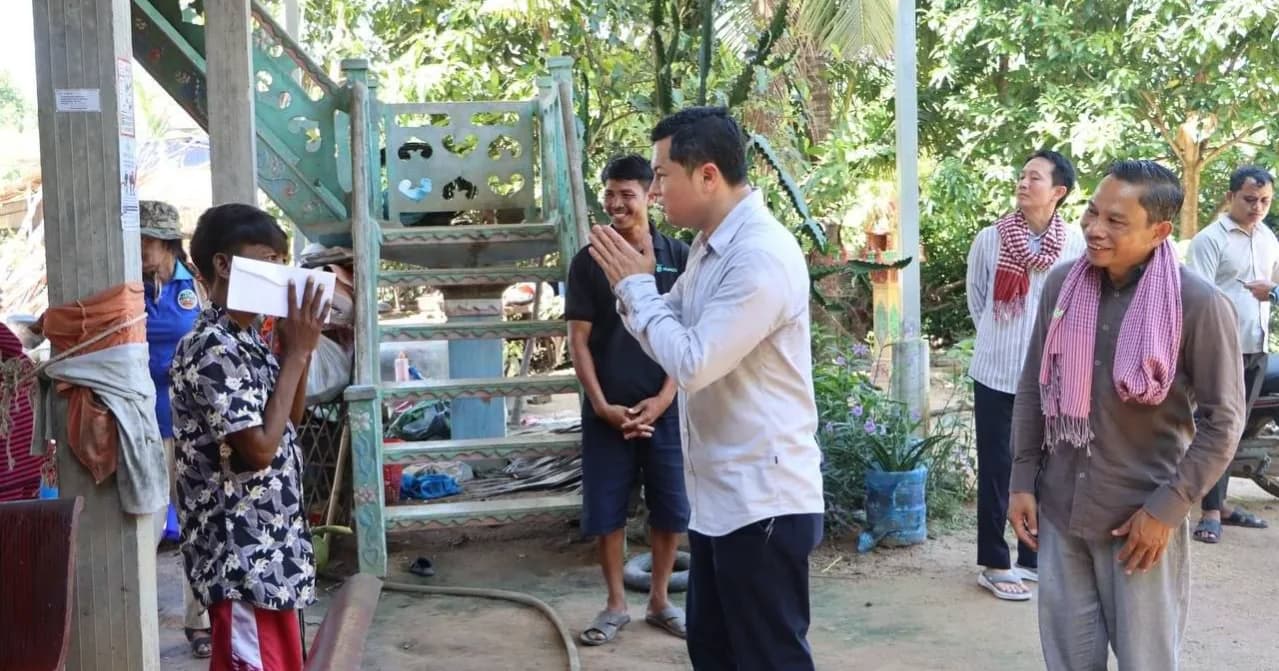 ឯកឧត្តម ហ៊ឺ វីរៈ ជួបសួរសុខទុក្ខអតីតយុទ្ធជន និងប្រជាពលរដ្ឋដែលមានជីវភាពខ្វះខាត នៅខេត្តកំពង់ឆ្នាំង