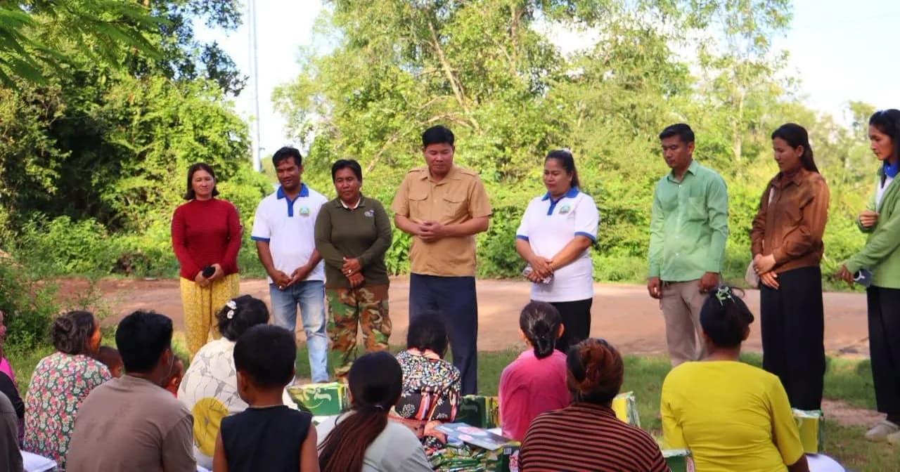 រដ្ឋបាលក្រុងពោធិ៍សាត់ នាំយកស្បៀងអាហារផ្តល់ជូនប្រជាពលរដ្ឋ ១៦ គ្រួសារ ដែលរងផលប៉ះពាល់ខ្លាំងដោយជំនន់ទឹកភ្លៀង នៅសង្កាត់ព្រៃញី