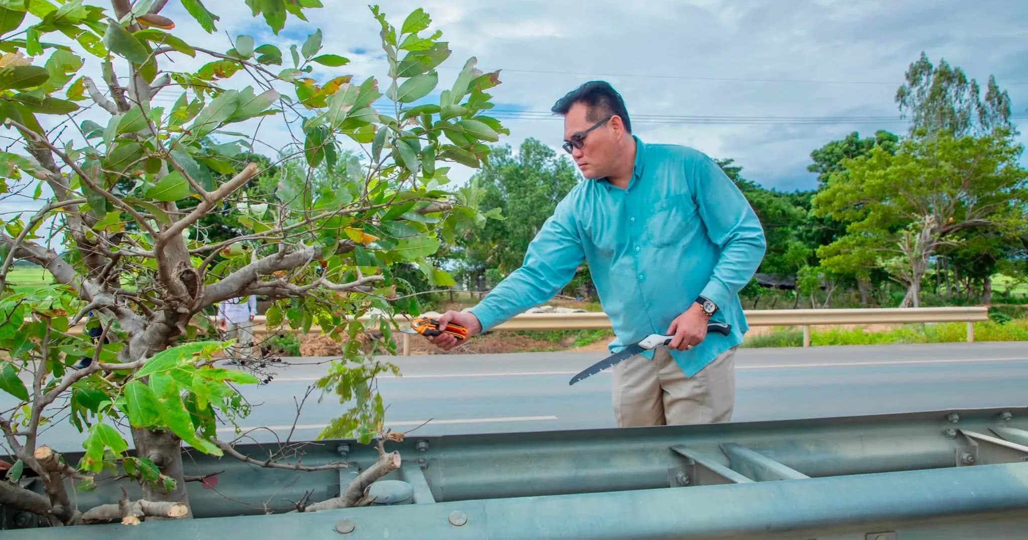 លោក ឆាយ គឹមម៉ុង ដឹកនាំអាជ្ញាធរឃុំតាមដងផ្លូវជាតិលេខ៥ ចុះកាត់តុបតែងមែកឈើតាមទ្រូងផ្លូវ ក្នុងស្រុកបាកាន
