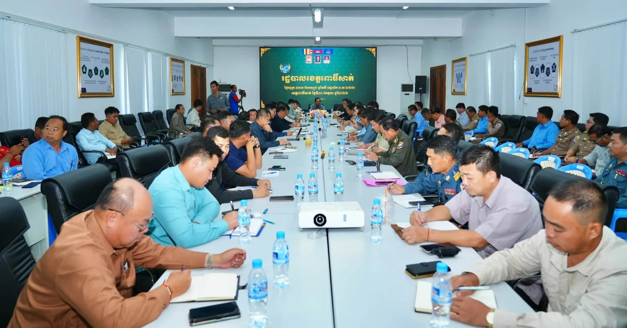 ឯកឧត្តមកិត្តិសង្គហបណ្ឌិត គន់ គីម អញ្ជើញដឹកនាំកិច្ចប្រជុំពិភាក្សាការងារដោះស្រាយស្បៀងជូនប្រជាពលរដ្ឋរងគ្រោះដោយសារជំនន់ទឹកភ្លៀង និងគ្រោះរាំងស្ងួត នៅខេត្តពោធិ៍សាត់