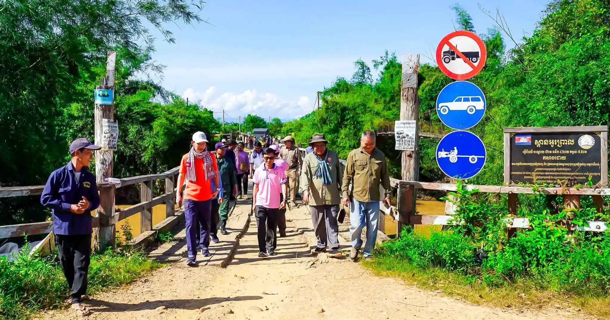 ឯកឧត្តម យឹម វិសិដ្ឋ និងក្រុមការងារ ចុះពិនិត្យផ្លូវ ស្ពាន និងលូ ដែលរងការខូចខាតដោយទឹកជំនន់នៅស្រុកភ្នំក្រវាញ ខេត្តពោធិ៍សាត់