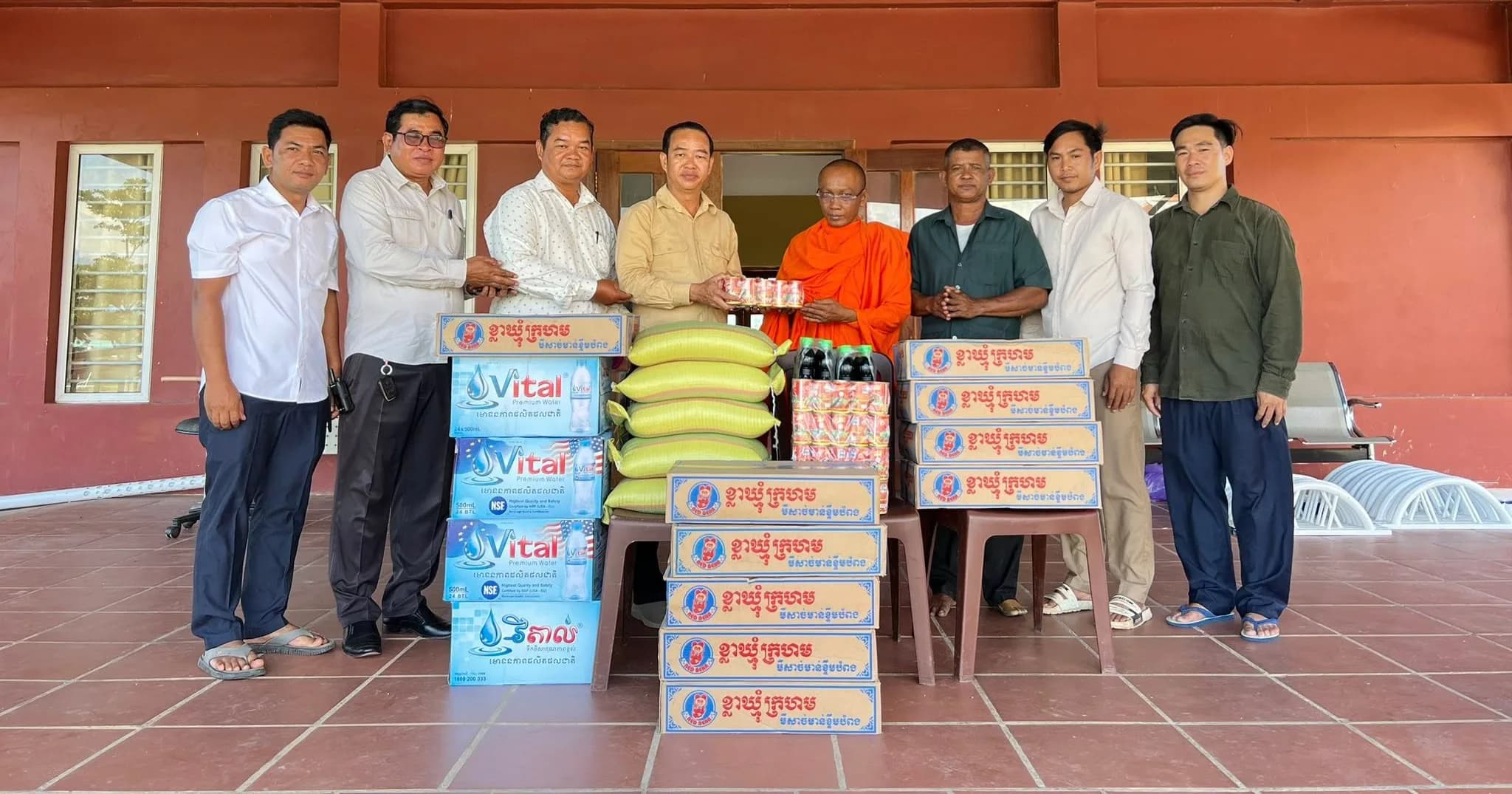 អភិបាលស្រុក និងមន្ត្រីរដ្ឋបាលស្រុក នាំយកទេយ្យទាន និងកូនឈើប្រគេនព្រះចៅអធិការវត្តពោធិ៍ការាម (វត្តក្រពើពីរ)