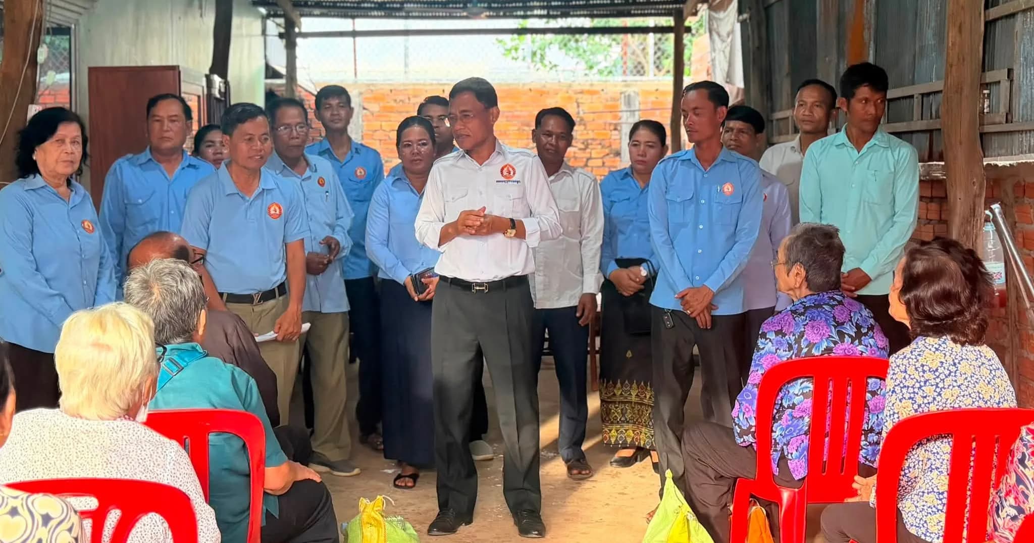 ក្រុមការងារគណបក្សចុះមូលដ្ឋានសង្កាត់ផ្ទះព្រៃ ចុះសួរសុខទុក្ខ និងនាំយកអំណោយឧបត្ថម្ភជូនសមាជិកបក្សមានជំងឺ និងខ្វះខាត