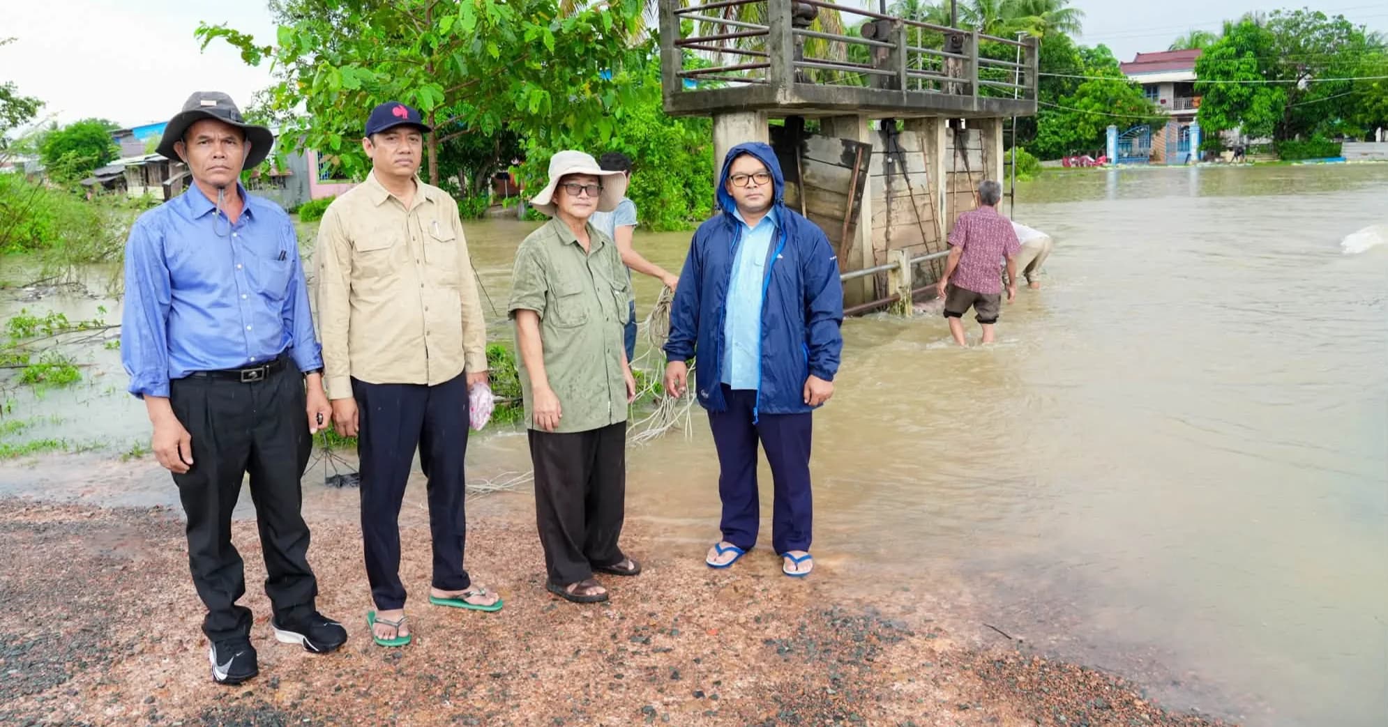 លោក គិត ផល អនុប្រធានក្តាប់រួមមន្ទីរធនធានទឹក និងឧតុនិយមខេត្តពោធិ៍សាត់ ចុះពិនិត្យស្ថានភាពជំនន់ទឹកភ្លៀងលើកទី២ ក្នុងភូមិសាស្ត្រស្រុកក្រគរ និងស្រុកបាកាន
