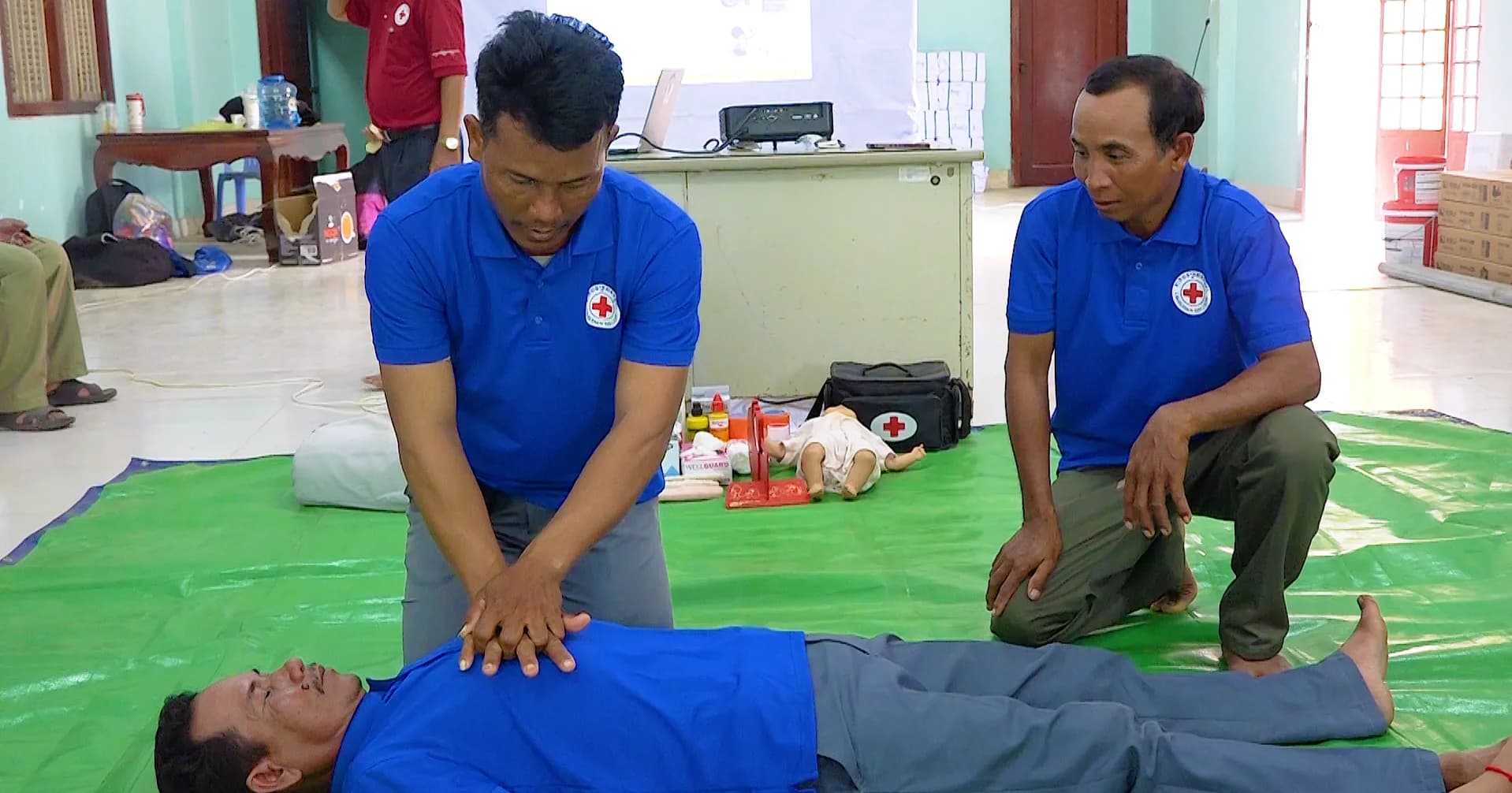 សាខាកាកបាទក្រហមកម្ពុជា ខេត្តពោធិ៍សាត់ បើកវគ្គបណ្តុះបណ្តាលមូលដ្ឋានវិជ្ជាសង្គ្រោះបឋម និងច្បាប់មនុស្សធម៌ ដល់អ្នកស្ម័គ្រចិត្តភូមិ នៃឃុំស្រែស្តុក ស្រុកកណ្តៀងចំនួន៣៧នាក់