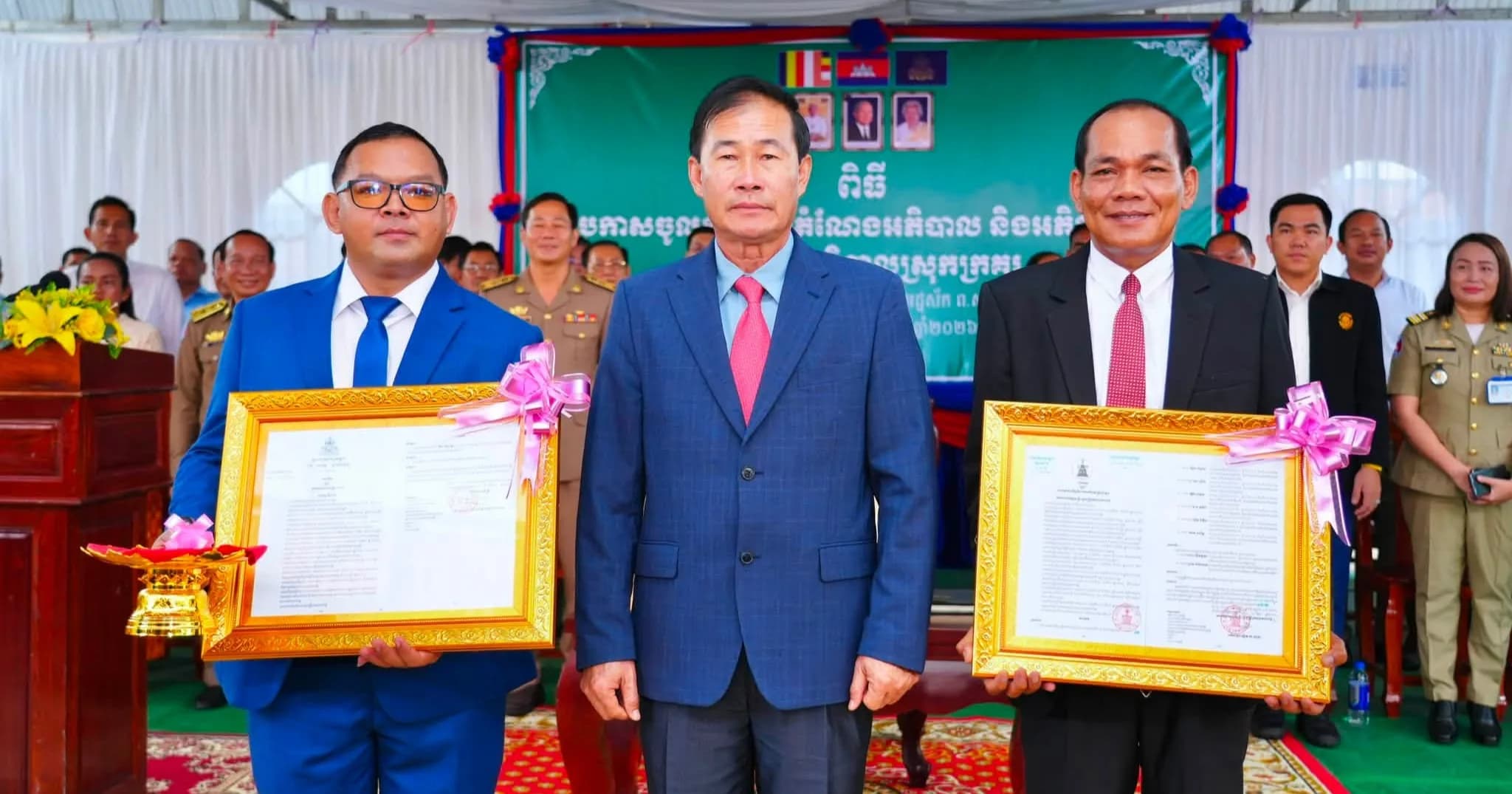 លោក ខូយ រីដា ដាក់បទបញ្ជាក្តៅលើការងារសេវាសាធារណៈ និងការកែលម្អសោភណភាពផ្លូវទៅកាន់ឃុំកំពង់លួង ក្នុងពិធីប្រកាសចូលកាន់តំណែងអភិបាលស្រុកក្រគរ