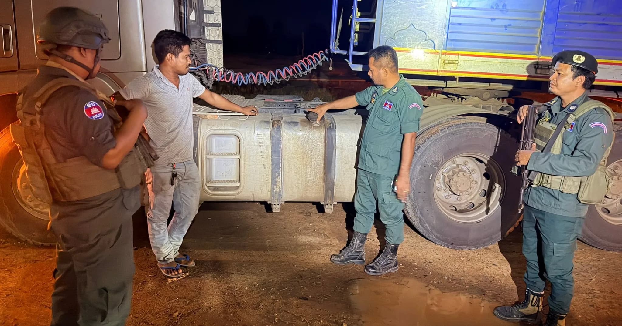 កម្លាំងនគរបាលស្រុកក្រគរ ចុះល្បាតយប់ និងណែនាំវិធានការសុវត្ថិភាព ដល់អ្នកបើកបររថយន្តតាមដងផ្លូវ