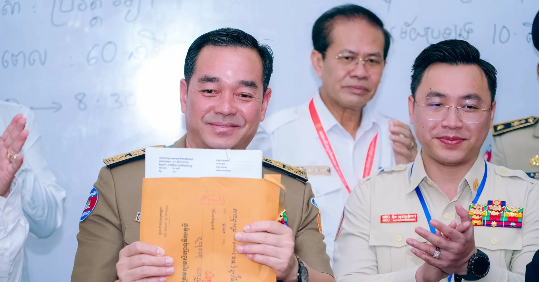 អភិបាលខេត្តកំពង់ចាម លើកទឹកចិត្តបេក្ខជនប្រឡងបាក់ឌុប ឱ្យមានភាពជឿជាក់លើសមត្ថភាព និងខិតខំធ្វើវិញ្ញាសាឱ្យអស់ពីសមត្ថភាព