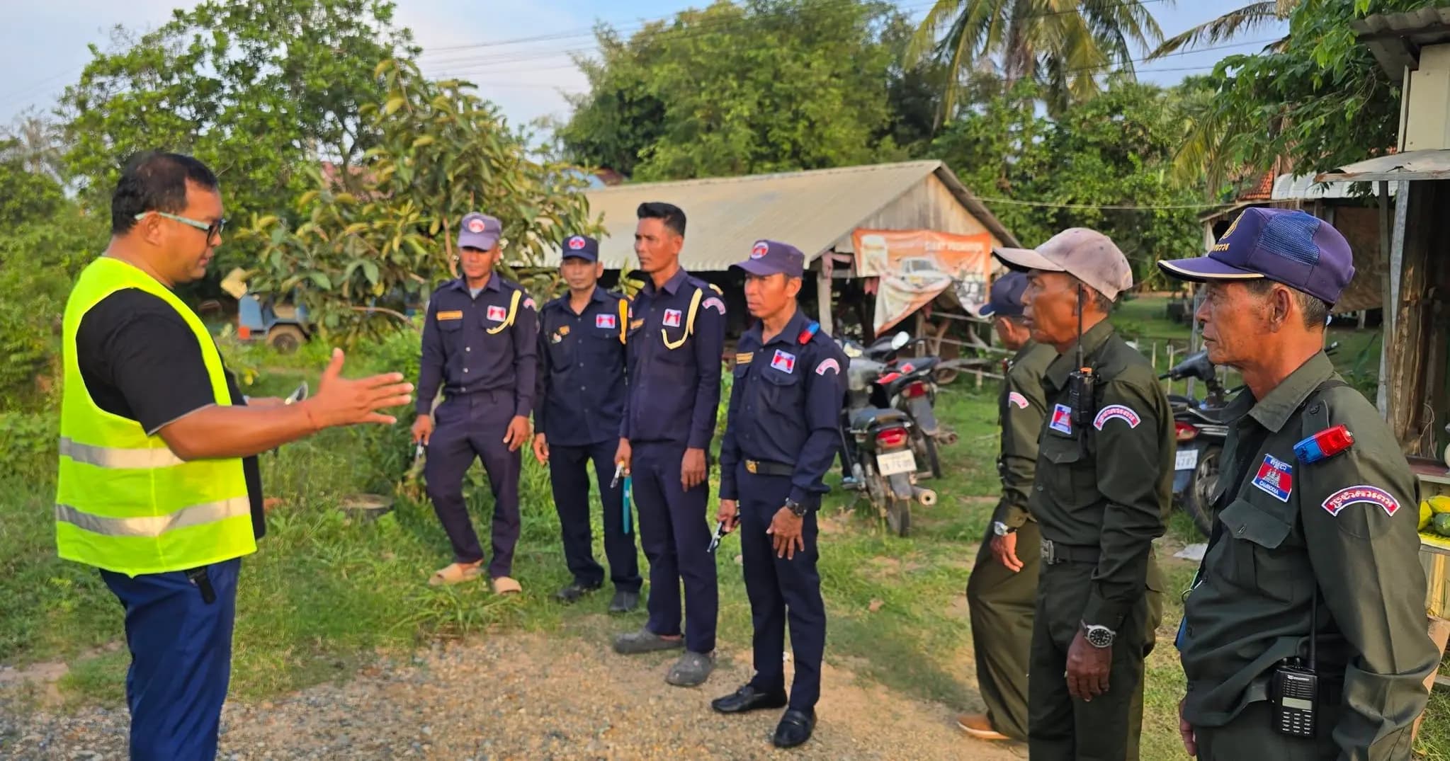 អភិបាលស្រុកក្រគរ ចុះពិនិត្យអនាម័យបរិស្ថាននៅឃុំកំពង់លួង និងណែនាំការតាក់តែងដើមឈើតាមផ្លូវជាតិក្នុងឃុំអន្លង់ត្នោត