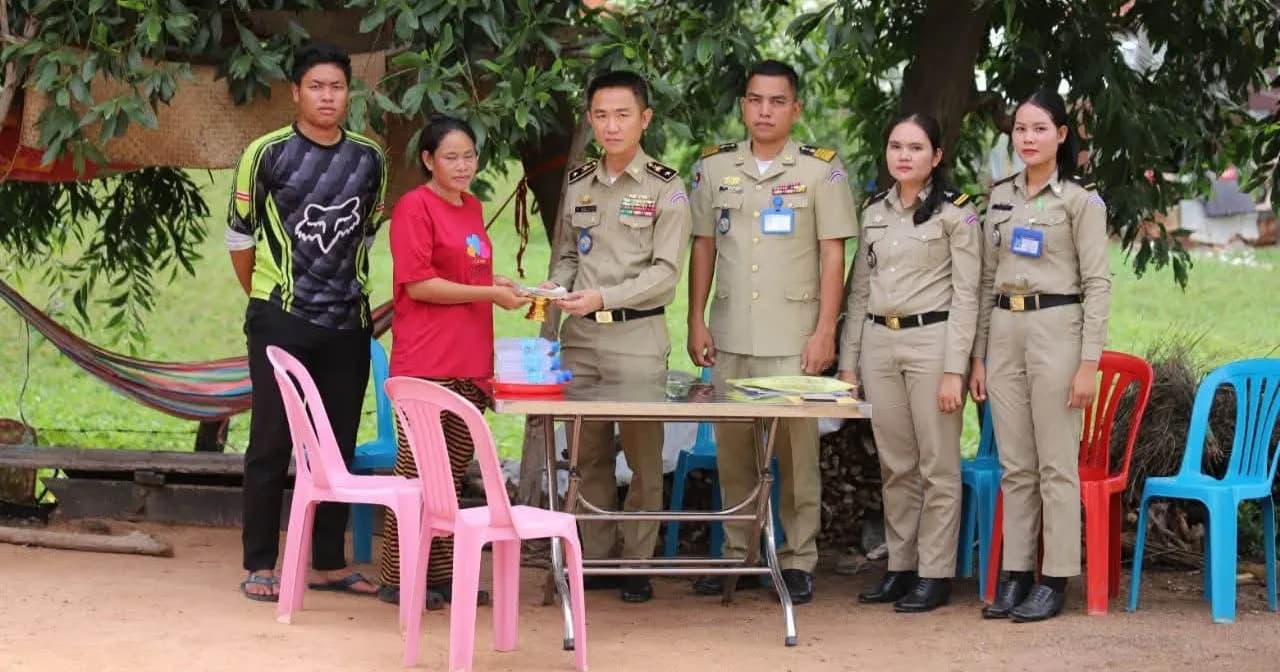 លោកឧត្តមសេនីយ៍ត្រី ឆាយ សុភ័ក្ត្រ តំណាងស្នងការនគរបាលខេត្តពោធិ៍សាត់ នាំយកថវិកាសមាគមមិត្តនគរបាលជាតិកម្ពុជា ប្រគល់ជូនគ្រួសារសពមន្ត្រីនគរបាលចំនួន២គ្រួសារ