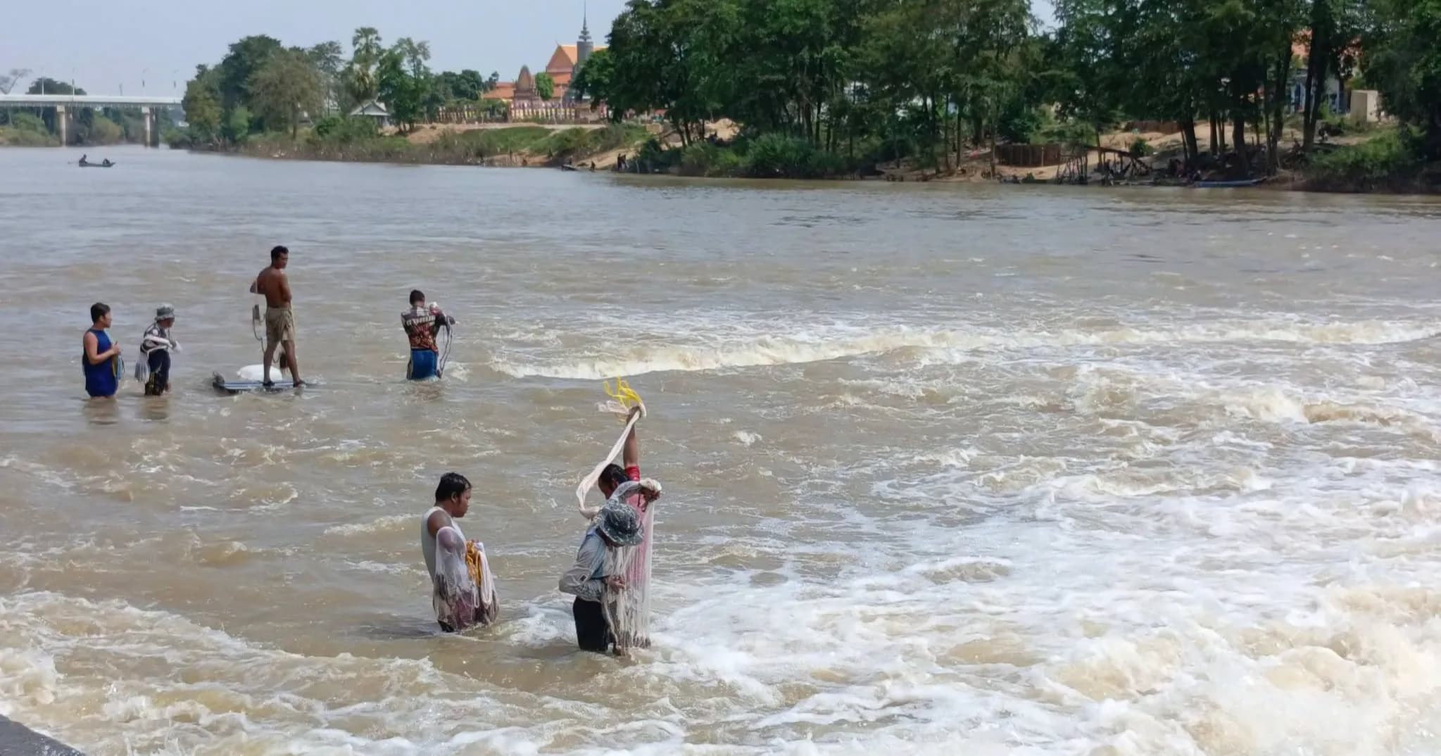 ទឹកទំនប់បង្ហៀរក្បាលហុងស្រកចុះ ប្រជានេសាទឆ្លៀតឱកាសបង់សំណាញ់ និងបណ្តែតមងរកផលនេសាទ