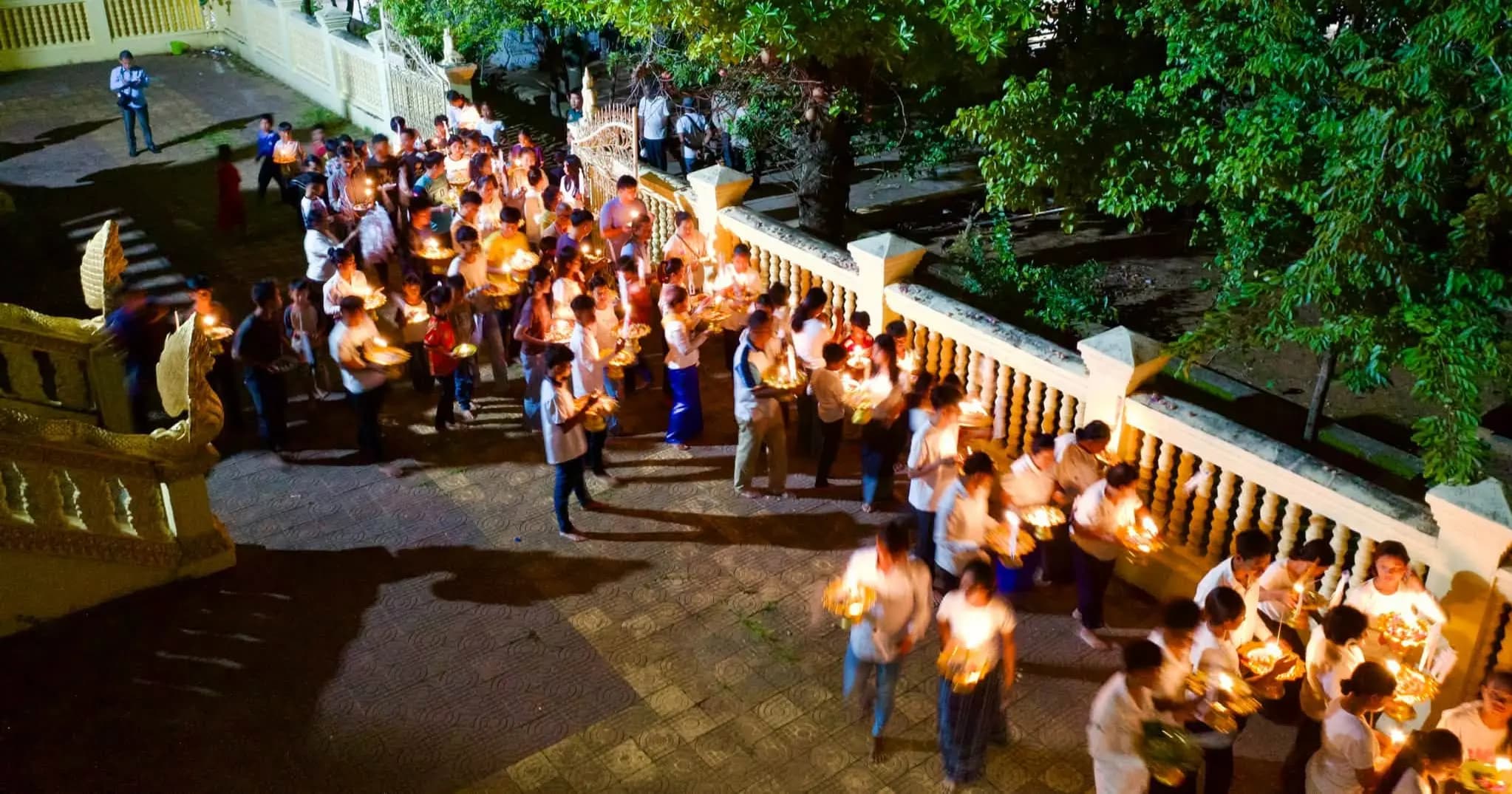 វត្តហ្លួង ក្រុងពោធិ៍សាត់ រៀបចំពិធីបុណ្យបោះបាយបិណ្ឌ (បិណ្ឌ១២) យ៉ាងកុះករ ដើម្បីឧទ្ទិសកុសលជូនញាតិកា និងវីរកងទ័ពជួរមុខ