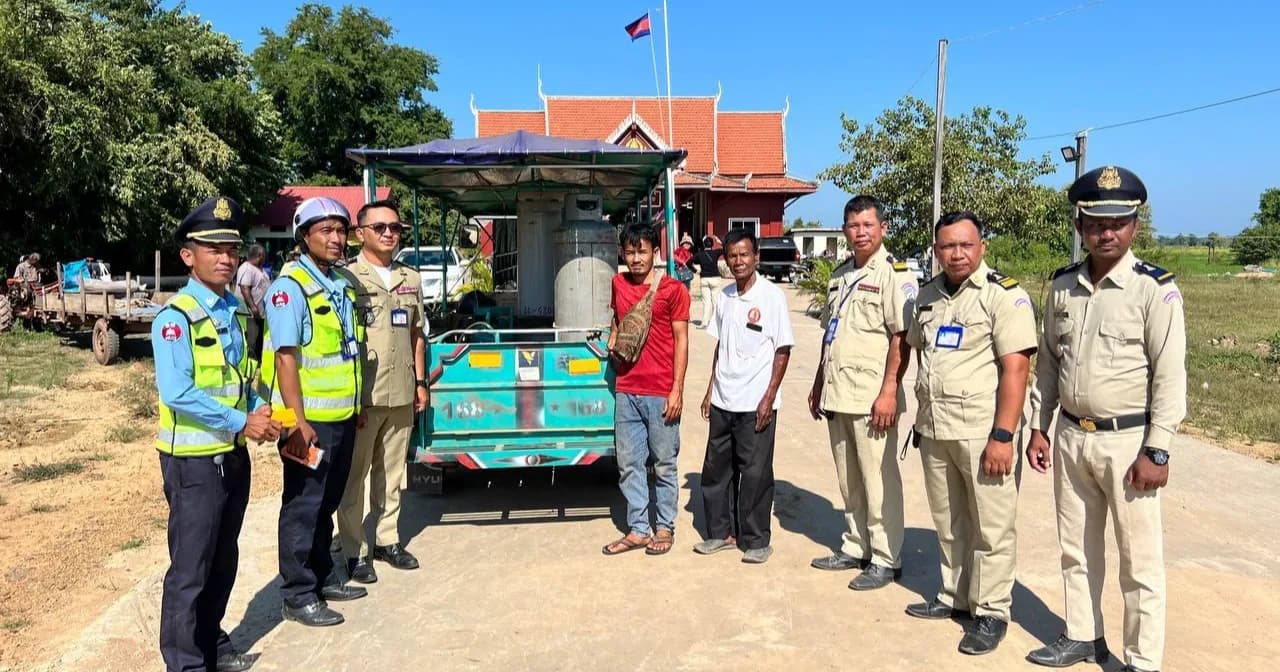 នគរបាលស្រុកកោះញែក ចុះបិទស្ទីកគ័រចំណាំងផ្លាតលើគោយន្តកន្ត្រៃ និងយានយន្តកែច្នៃ ដើម្បីកាត់បន្ថយគ្រោះថ្នាក់ចរាចរណ៍