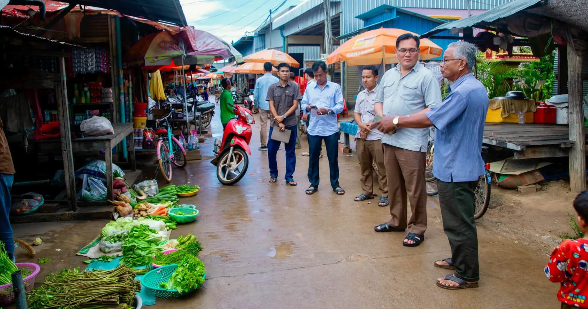 លោក ឆាយ គឹមម៉ុង អភិបាលស្រុកបាកាន ចុះពិនិត្យទីតាំងផ្សារស្វាយដូនកែវ ដើម្បីរៀបចំជួសជុល និងលើកកម្ពស់សណ្តាប់ធ្នាប់