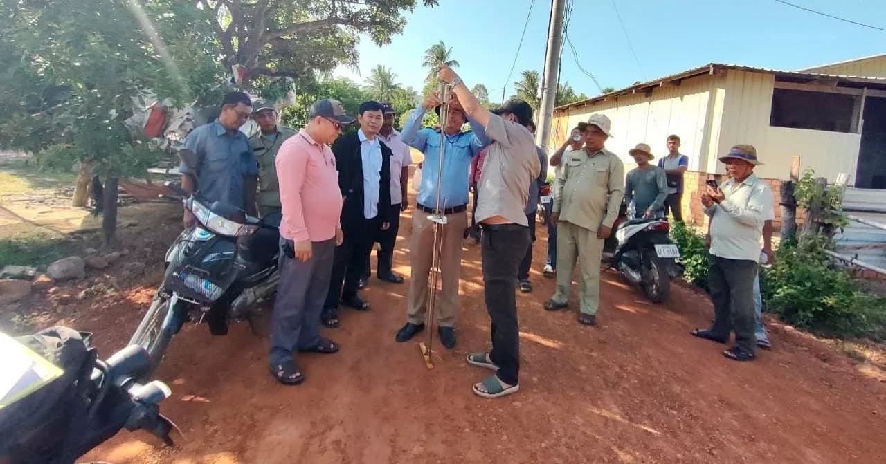 ក្រុមការងារបច្ចេកទេស ចុះត្រួតពិនិត្យផ្លូវក្រាលក្រួសក្រហម ១ខ្សែ ប្រវែង ១.១០០ម៉ែត្រ នៅឃុំព្រងិល ដែលសាងសង់រួចរាល់ ១០០%