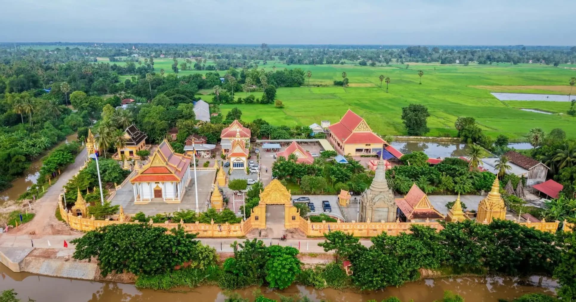 ទិដ្ឋភាពដ៏ស្រស់ត្រកាល និងស្ងប់ស្ងាត់នៅវត្តពុទ្ធារាម (វត្តភូមិស្ទឹង) ស្រុកកណ្តៀង ខេត្តពោធិ៍សាត់