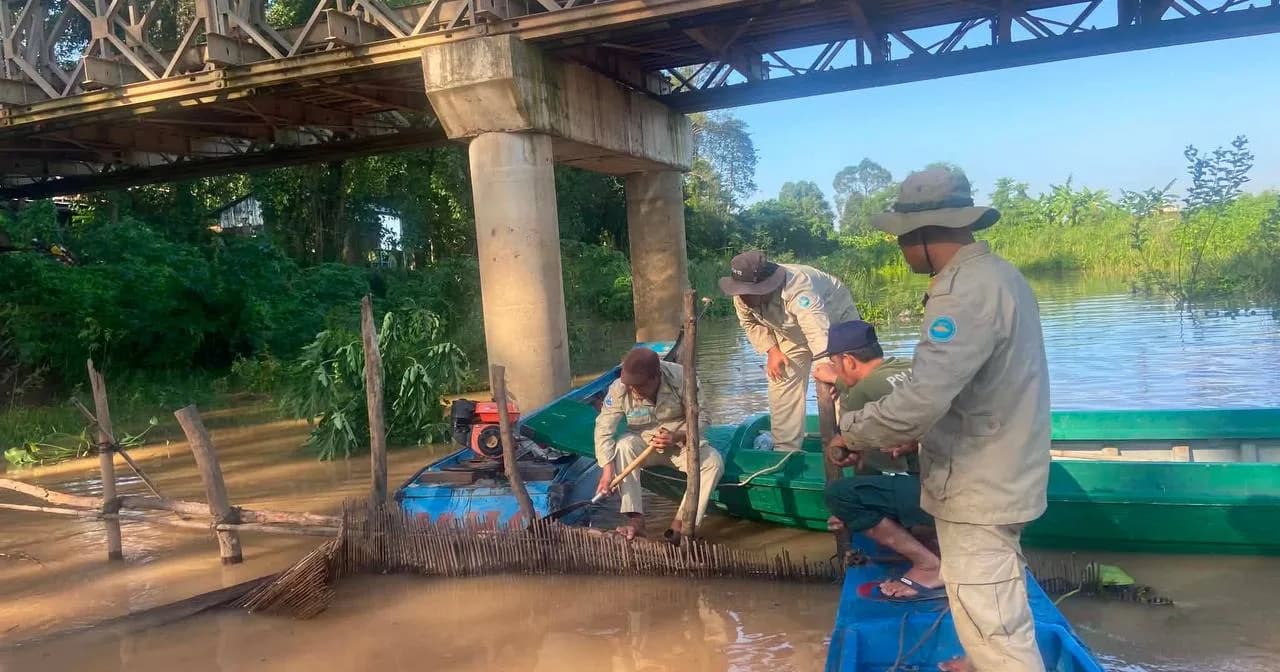 ជំនាញជលផល បានលែងកូនត្រី និងបំផ្លាញចោលឧបករណ៍ខុសច្បាប់មួយចំនួន ក្នុងពេលចុះបង្ក្រាបបទល្មើសជលផល ០១ករណី នៅក្នុងភូមិសាស្ត្រស្រុកស្រីសន្ធរ