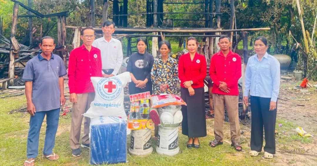 ប្រជាពលរដ្ឋរងគ្រោះមួយគ្រួសារទទួលបានអំណោយពី អនុសាខាកាកបាទក្រហមកម្ពុជា ស្រុកទឹកផុស