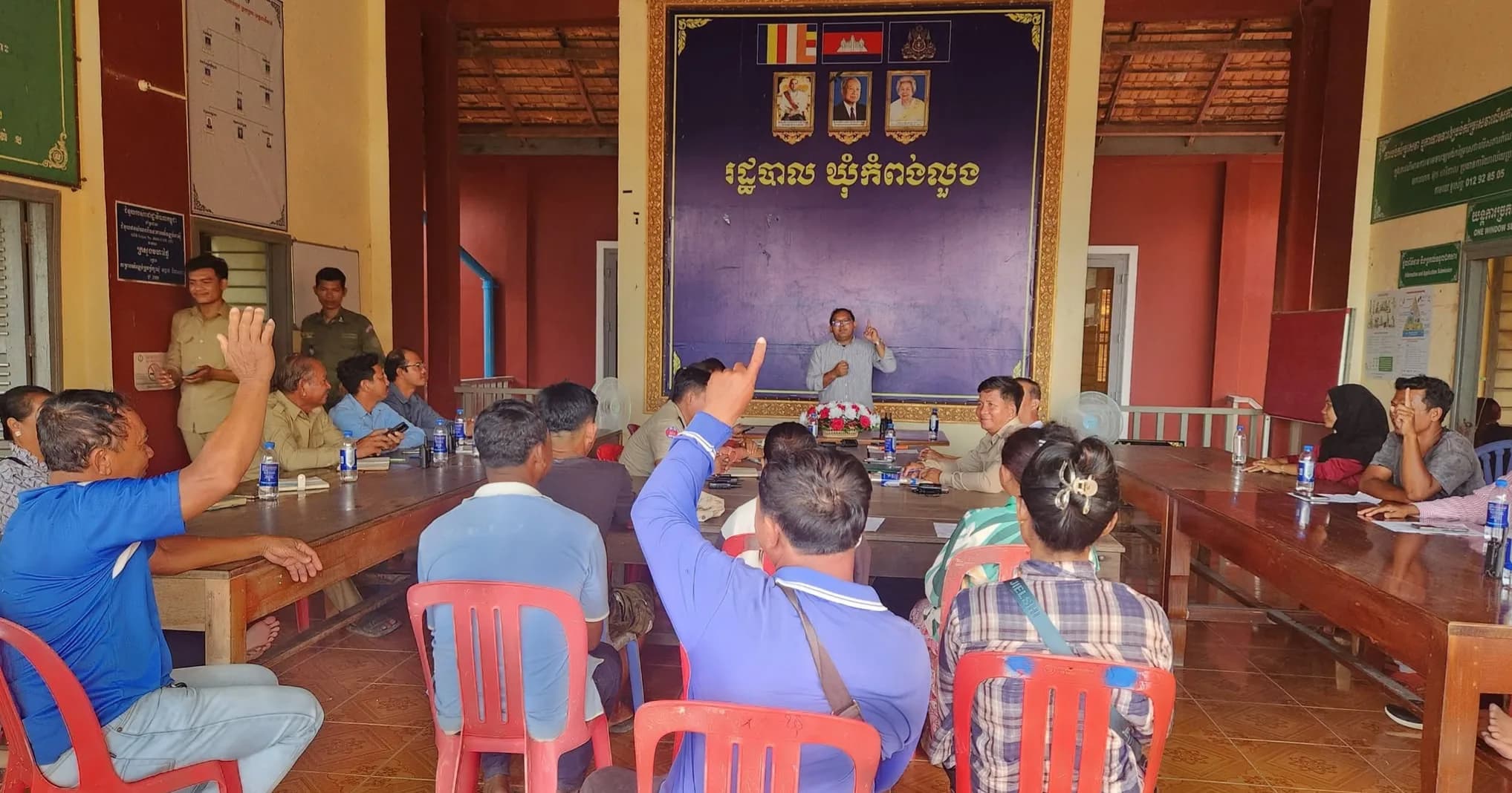 លោកអភិបាលស្រុក ចុះណែនាំម្ចាស់សត្វពាហនៈដែលលែងពាសកាល បន្ទាប់ពីមានការរិះគន់ពីសាធារណជន