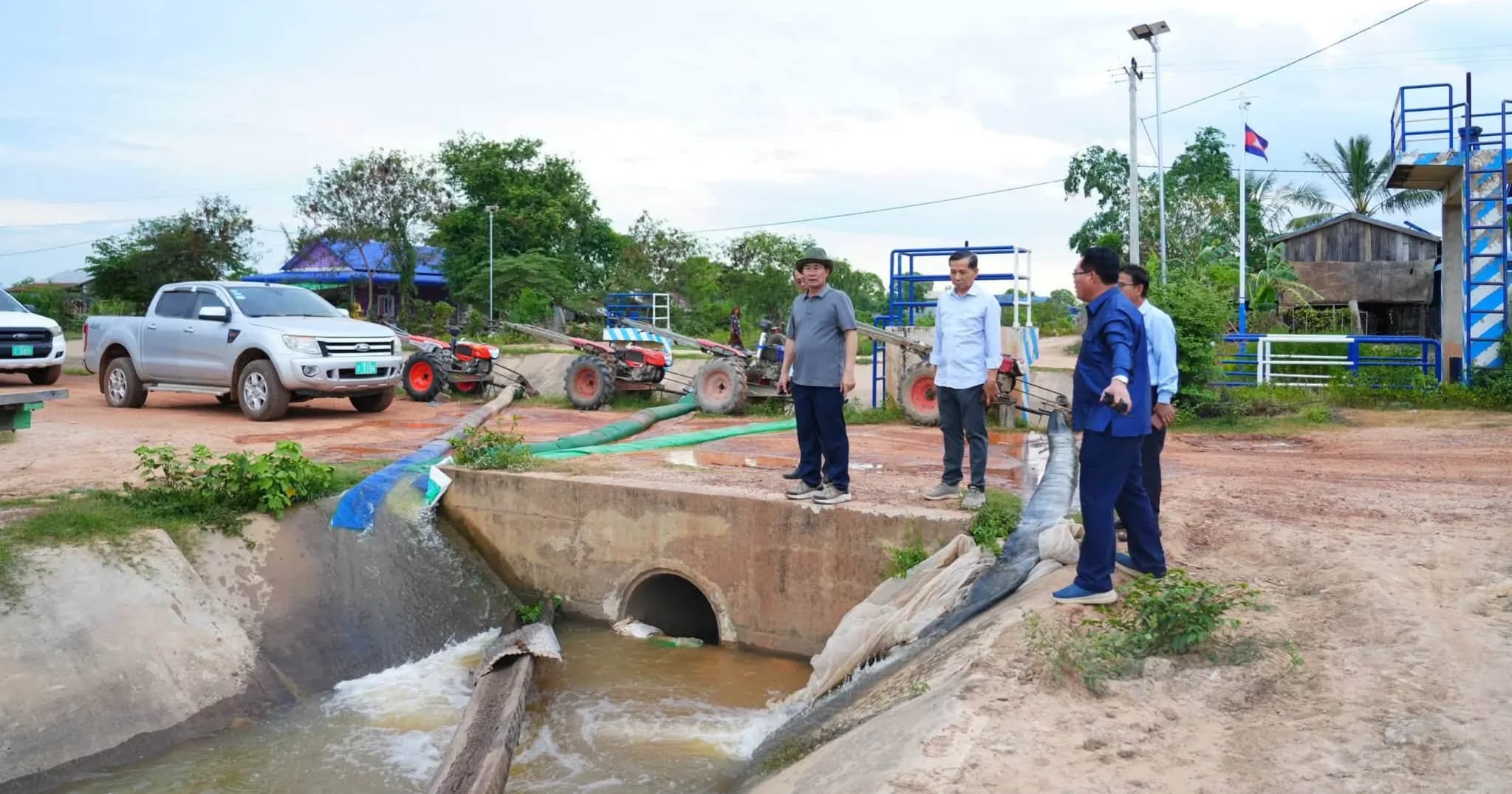 អភិបាលខេត្តពោធិ៍សាត់ ចុះពិនិត្យអន្តរាគមន៍សង្គ្រោះស្រូវស្រែដែលកំពុងប្រឈមខ្វះទឹកនៅស្រុកបាកាន
