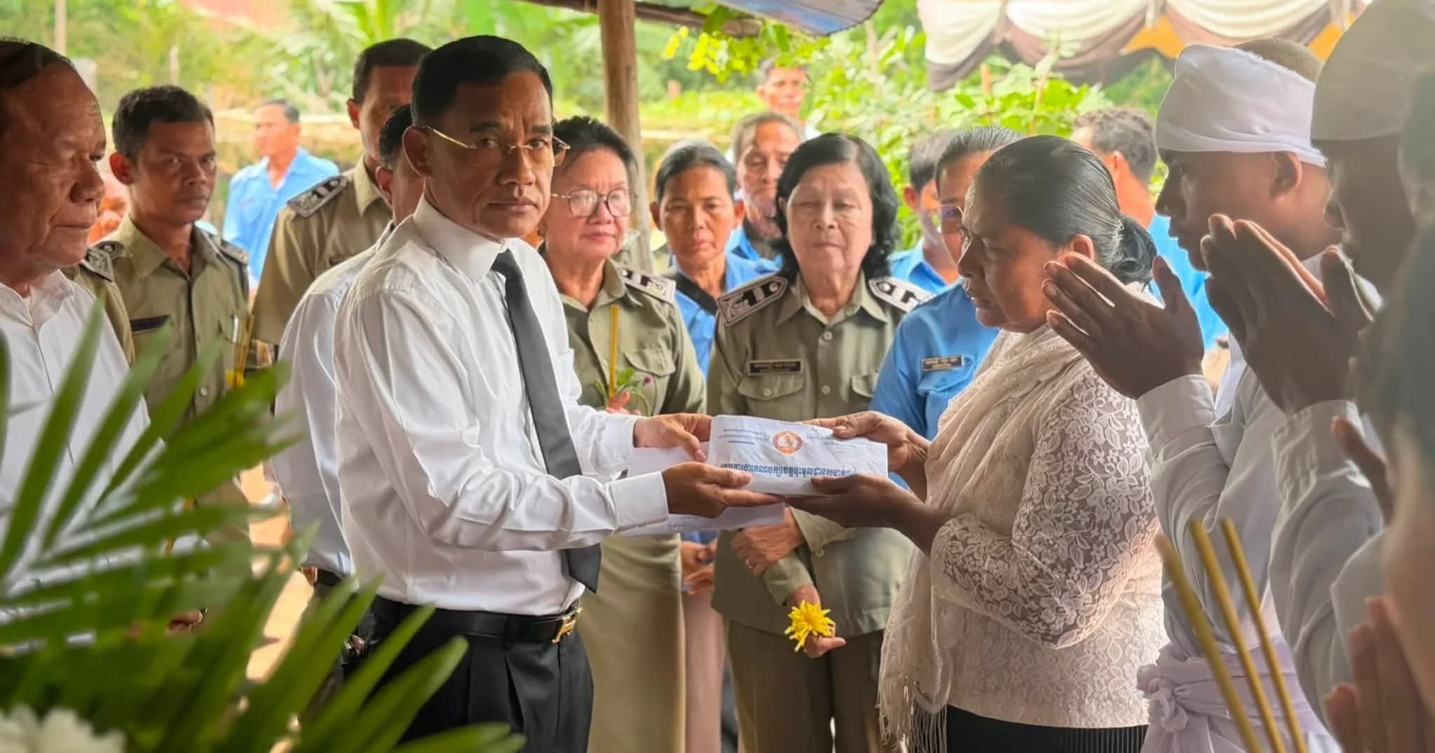 រដ្ឋបាលខេត្តពោធិ៍សាត់ អញ្ជើញចូលរួមរំលែកទុក្ខសពលោក ឡាច រ៉ា សមាជិកក្រុមប្រឹក្សាសង្កាត់ផ្ទះព្រៃ