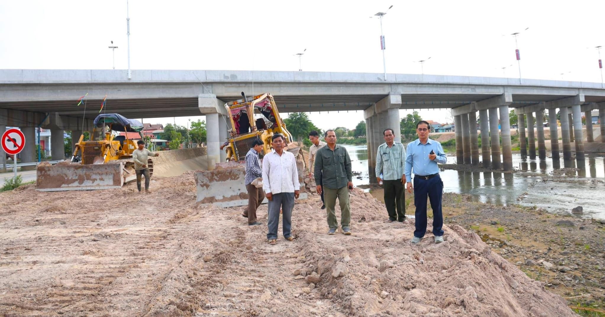 ការចាប់ផ្តើមចាក់ដីបំពេញមាត់ស្ទឹង ដើម្បីបម្រើផលប្រយោជន៍សាធារណៈ