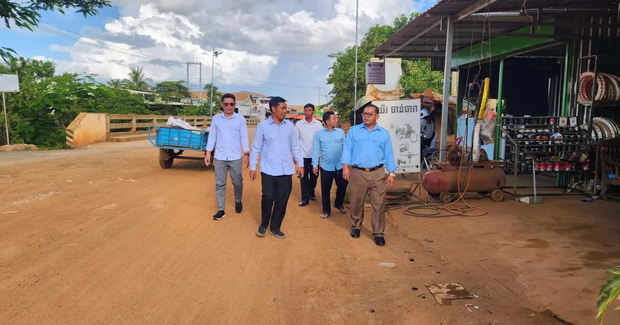 រដ្ឋបាលស្រុកក្រគរ ចុះរៀបចំសណ្តាប់ធ្នាប់ និងពិនិត្យសំណង់មិនរៀបរយនៅម្តុំស្ពានផ្សារបំណក់