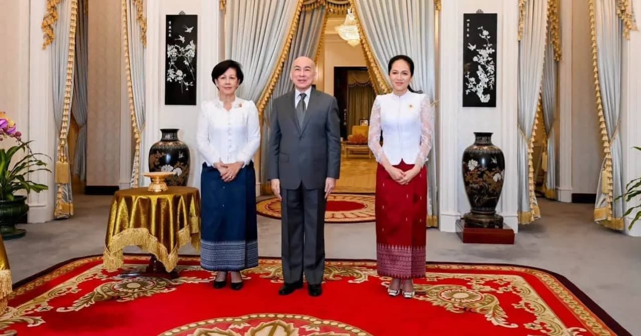 លោកជំទាវបណ្ឌិត ពេជ ចន្ទមុន្នី ហ៊ុនម៉ាណែត អញ្ជើញចូលក្រាបថ្វាយបង្គំគាល់ និងទទួលព្រះរាជទ្រព្យដ៏ខ្ពង់ខ្ពស់បំផុតពី ព្រះករុណា ព្រះមហាក្សត្រ សម្រាប់សកម្មភាពមនុស្សធម៌របស់កាកបាទក្រហមកម្ពុជា