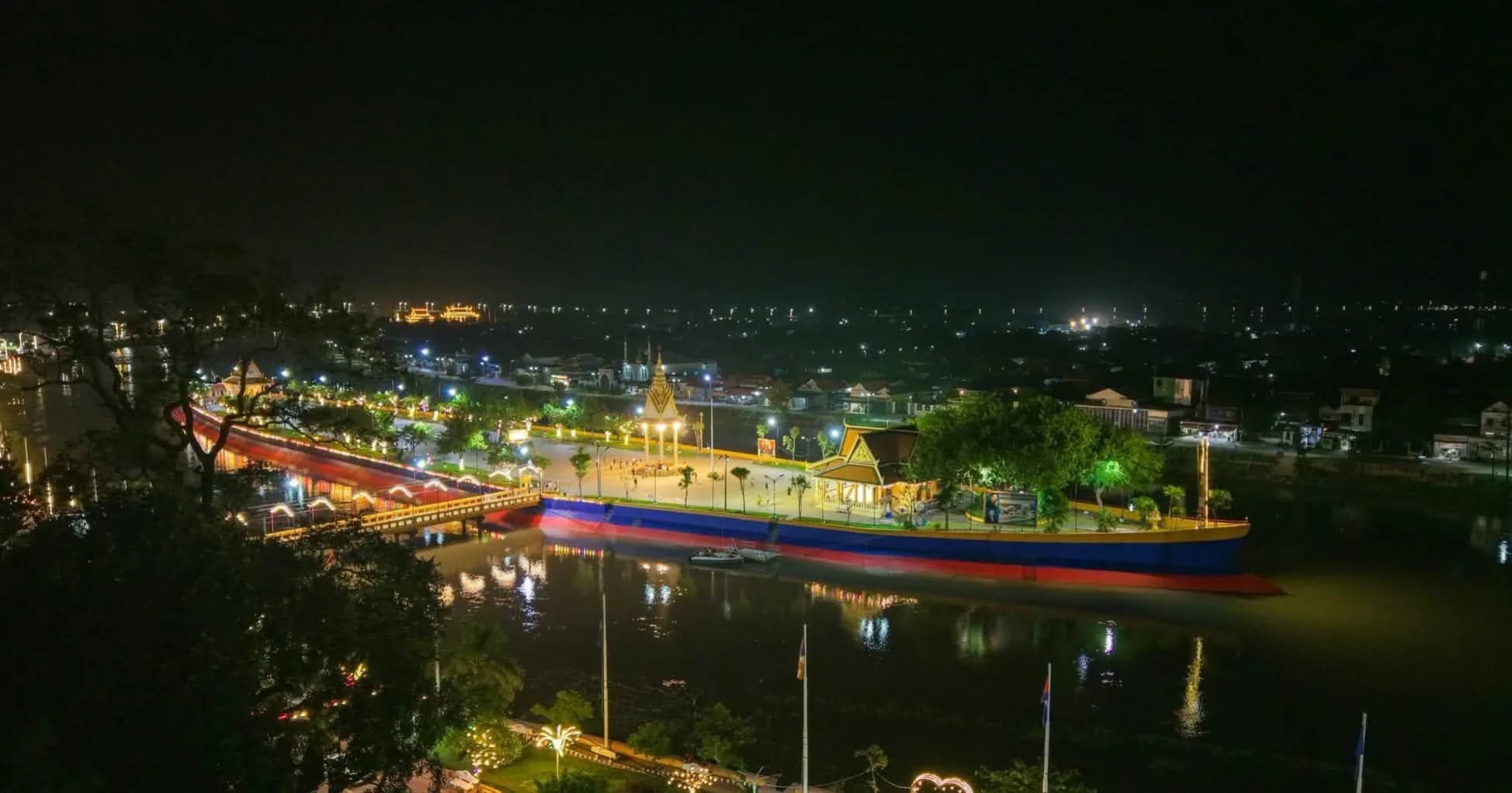 សម្រស់ស្ពានឆ្លងស្ទឹង និង «កោះសំពៅមាស»៖ និមិត្តរូបនៃភាពរីកចម្រើន និងការអភិវឌ្ឍនារាត្រីក្នុងក្រុងពោធិ៍សាត់