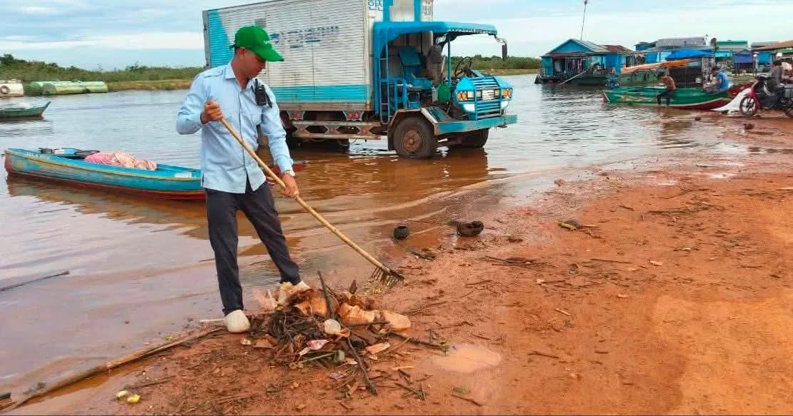 ក្រុមប្រឹក្សាឃុំកំពង់លួង ដឹកនាំយុទ្ធនាការចុះសម្អាតសំរាមតាមមាត់ទឹក ដើម្បីលើកកម្ពស់អនាម័យ និងបរិស្ថាន