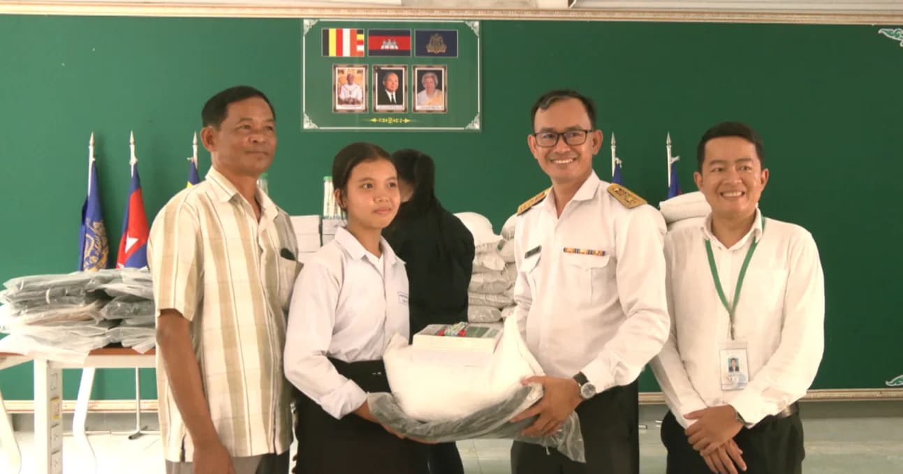 គណៈកម្មការគ្រប់គ្រងអនុវិទ្យាល័យខ្នាចរមាស រួមជាមួយសប្បុរសជន និងអង្គការដៃគូ បាននាំយកនូវអំណោយមានអង្ករ និងសម្ភារៈសិក្សា ចែកជូនដល់សិស្សអាហារូបករណ៍ចំនួន២៥ នាក់