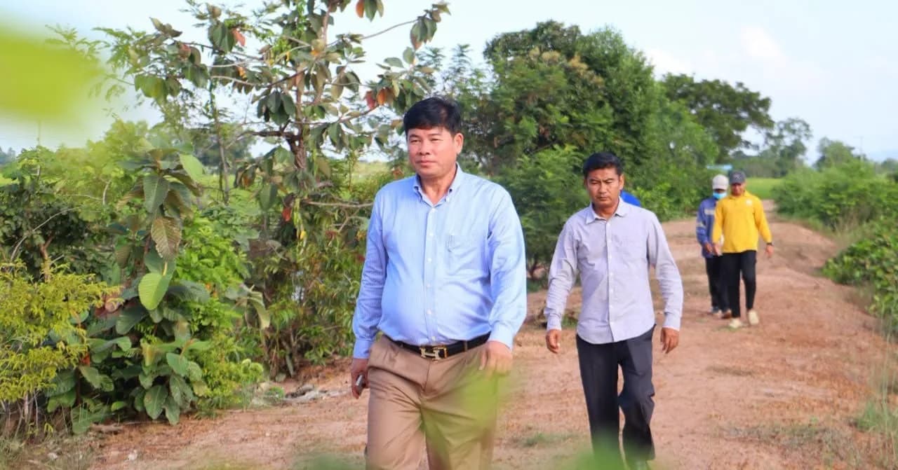អភិបាលក្រុងពោធិ៍សាត់ ចុះត្រួតពិនិត្យ និងដោះស្រាយបន្ទាន់នូវទីតាំងជ្រាបទឹកនៅខ្នងទំនប់ក្រុមហ៊ុន សេវ ឌឹ ឡាហ្វ៍ ក្រោយមានការព្រួយបារម្ភពីប្រជាពលរដ្ឋ