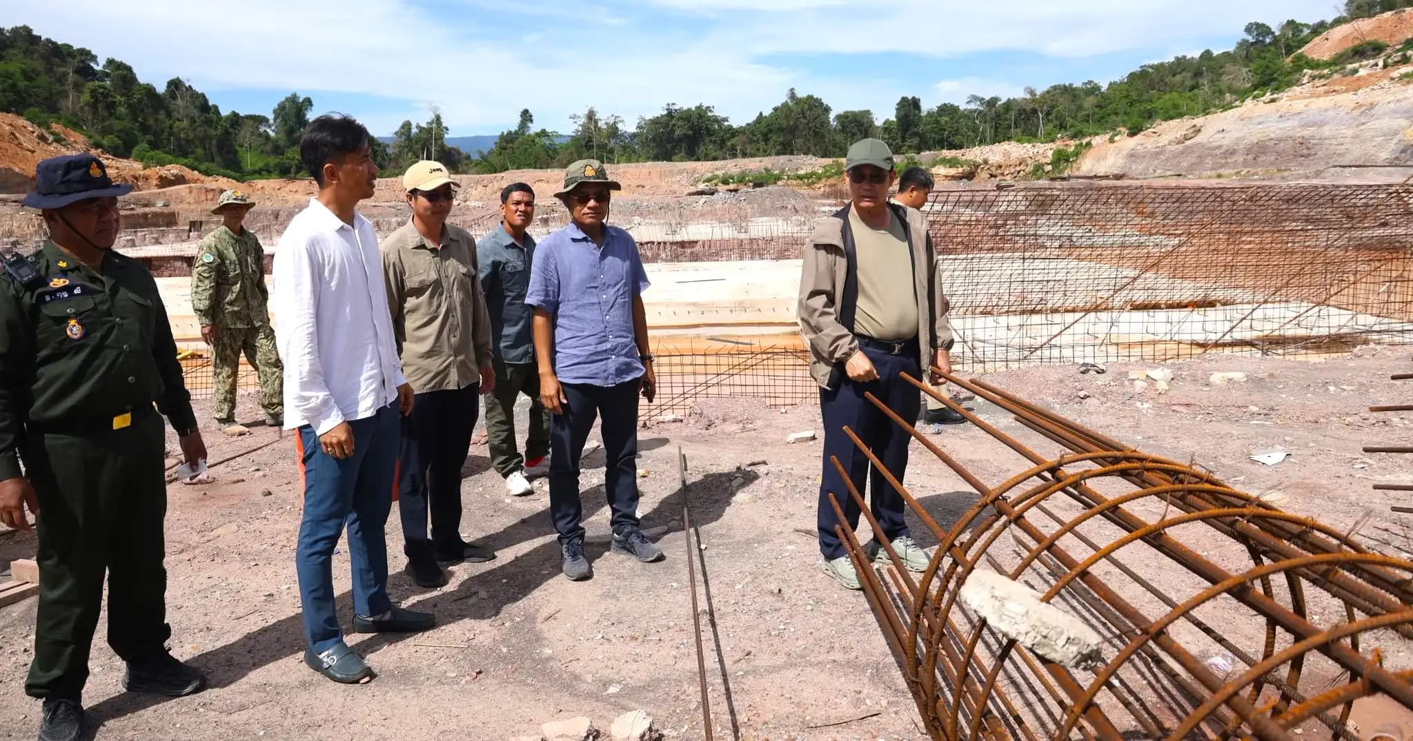 អភិបាលខេត្តពោធិ៍សាត់ ចុះពិនិត្យវឌ្ឍនភាពគម្រោងសាងសង់ «ទំនប់អាងទឹកលេខ២» ដែលនឹងក្លាយជាអាងស្តុកទឹកធំជាងគេបំផុតនៅកម្ពុជា