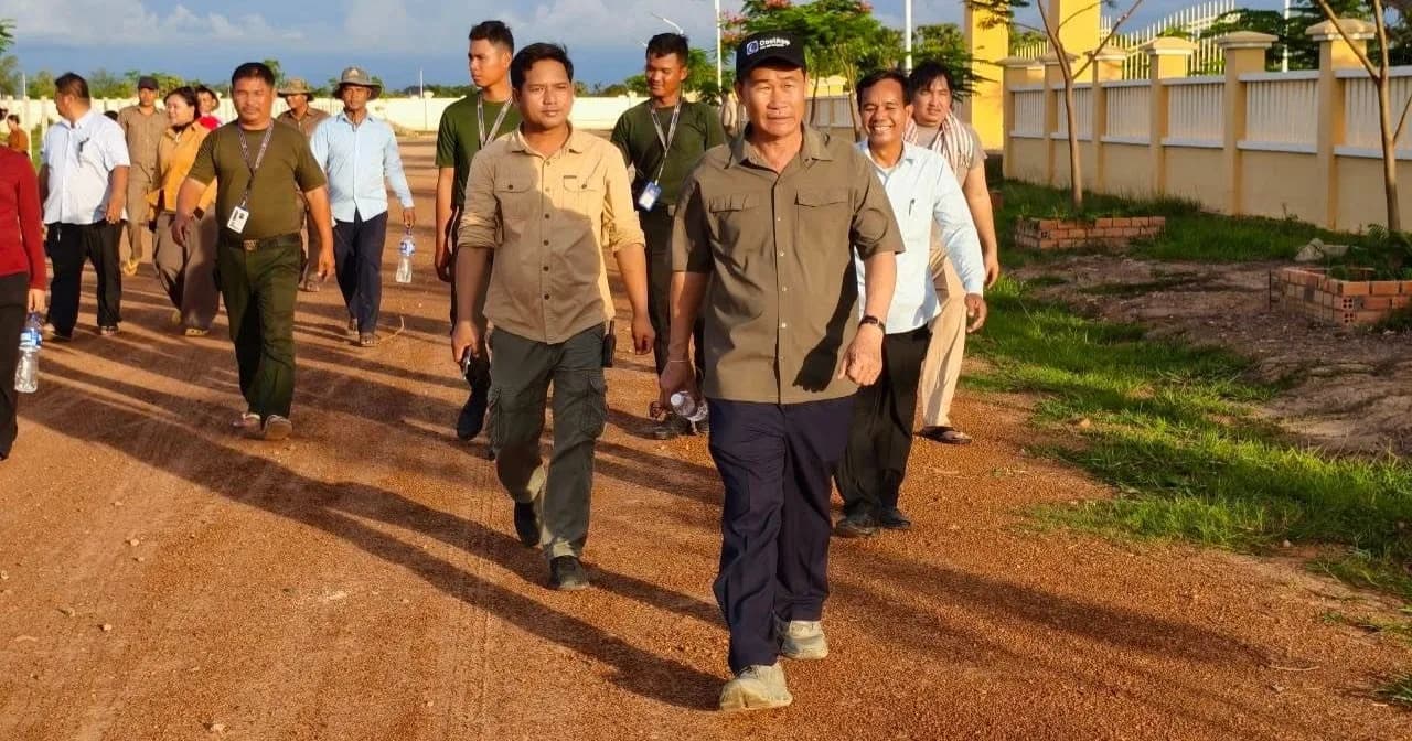 អភិបាលខេត្តពោធិ៍សាត់ ចុះពិនិត្យការលូតលាស់ដើមឈើ និងជម្រុញការដាំបន្ថែមនៅតាមទីសាធារណៈ ដើម្បីបង្កើនគម្របបៃតង