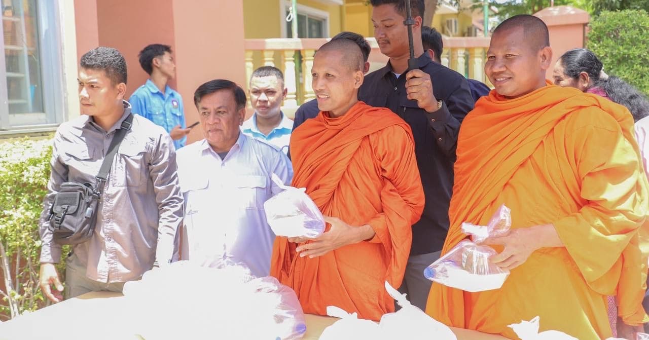 ព្រះធម្មវនវាសី ចន្ទមុនីនិងថ្នាក់ដឹកនាំខេត្តកំពង់ឆ្នាំង និមន្តនិងអញ្ជើញចែកអាហារថ្ងៃត្រង់ដល់បេក្ខជនប្រឡងសញ្ញាបត្រមធ្យមសិក្សាទុតិយភូមិ